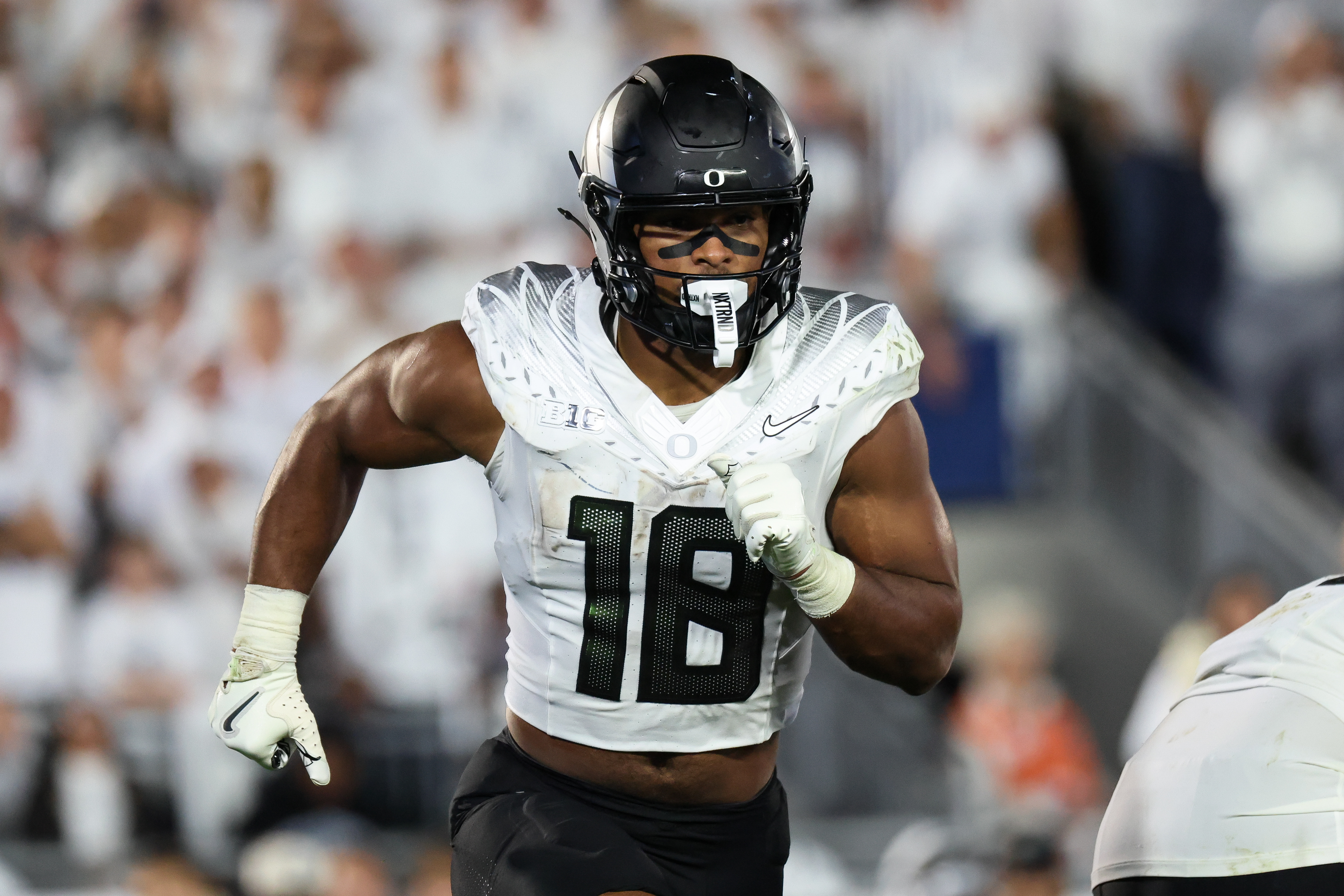 STATE COLLEGE, PENNSYLVANIA - SEPTEMBER 27: Kenyon Sadiq #18 of the Oregon Ducks runs on the field before a play against the Penn State Nittany Lions at Beaver Stadium on September 27, 2025 in State College, Pennsylvania. (Photo by Isaiah Vazquez/Getty Images)