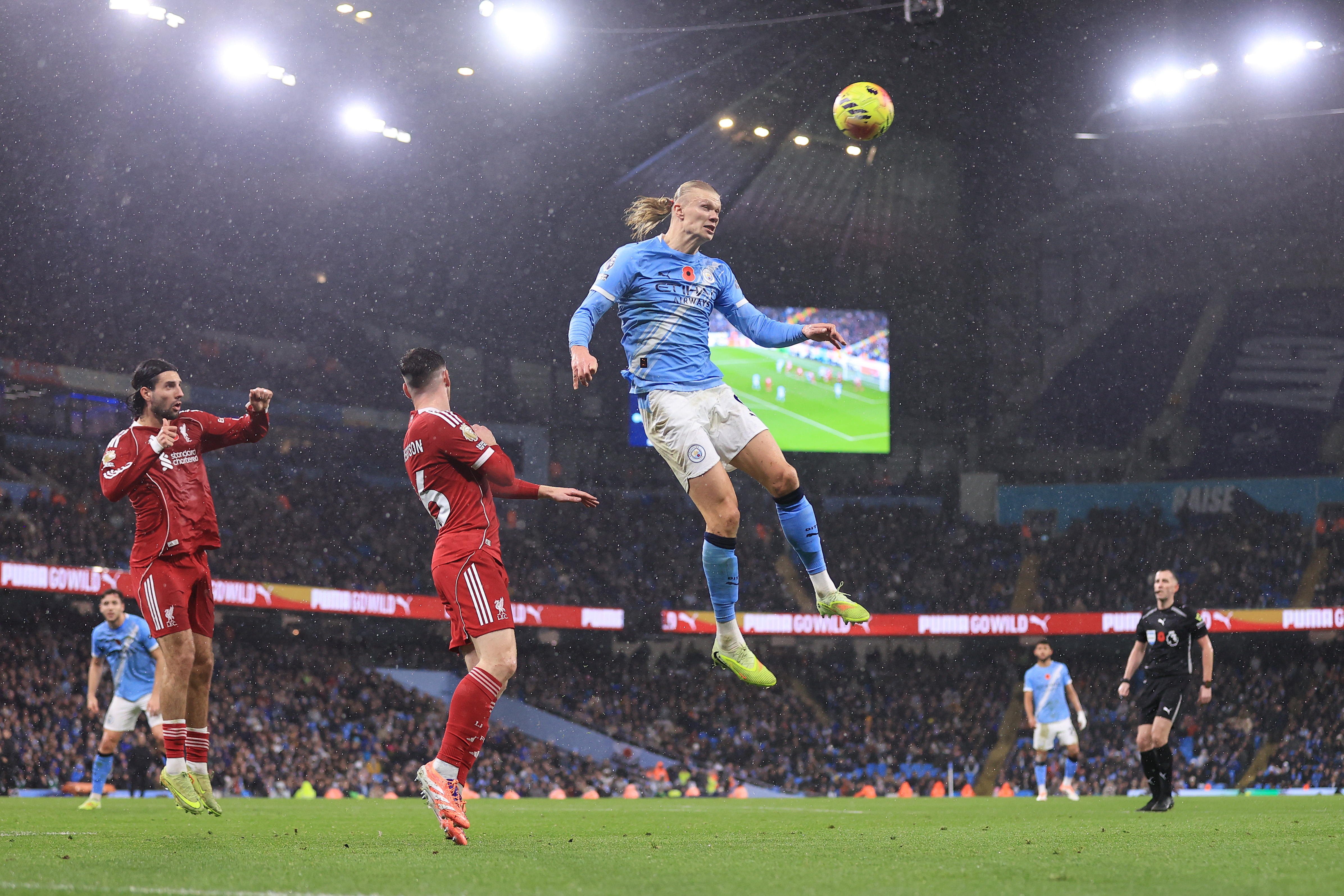 MANCHESTER, ENGLAND - NOVEMBER 9: Erling Haaland of Manchester City jumps for a header during the Premier League match between Manchester City and Liverpool at Etihad Stadium on November 9, 2025 in Manchester, England. (Photo by Simon Stacpoole/Offside/Offside via Getty Images)