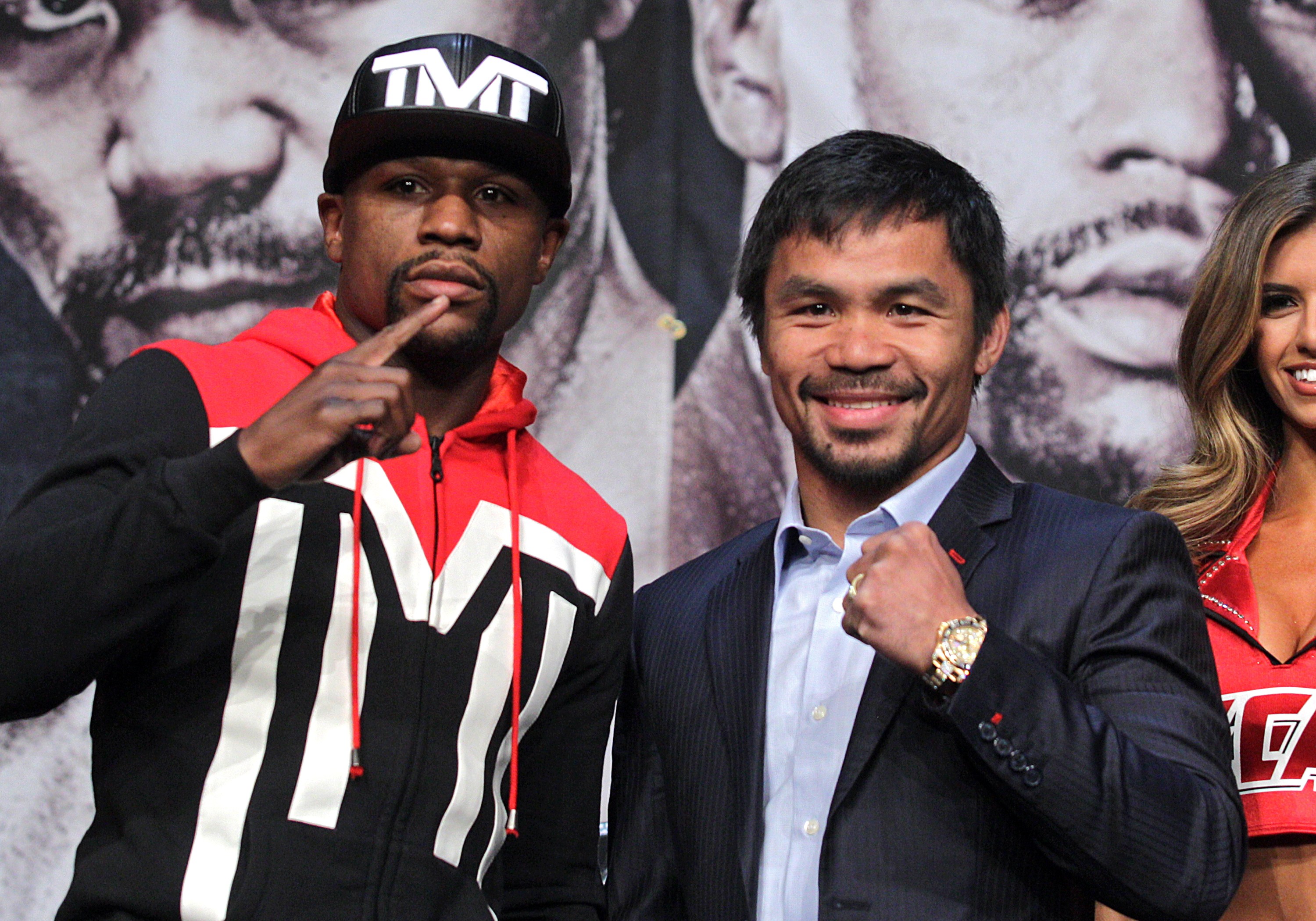 WBC/WBA welterweight champion Floyd Mayweather Jr. (L) and WBO welterweight champion Manny Pacquiao pose during a news conference at the KA Theatre at MGM Grand Hotel & Casino on April 29, 2015 in Las Vegas, Nevada. The two will face each other in a unification bout on May 2, 2015 in Las Vegas.  AFP PHOTO / JOHN GURZINSKI        (Photo credit should read JOHN GURZINSKI/AFP via Getty Images)