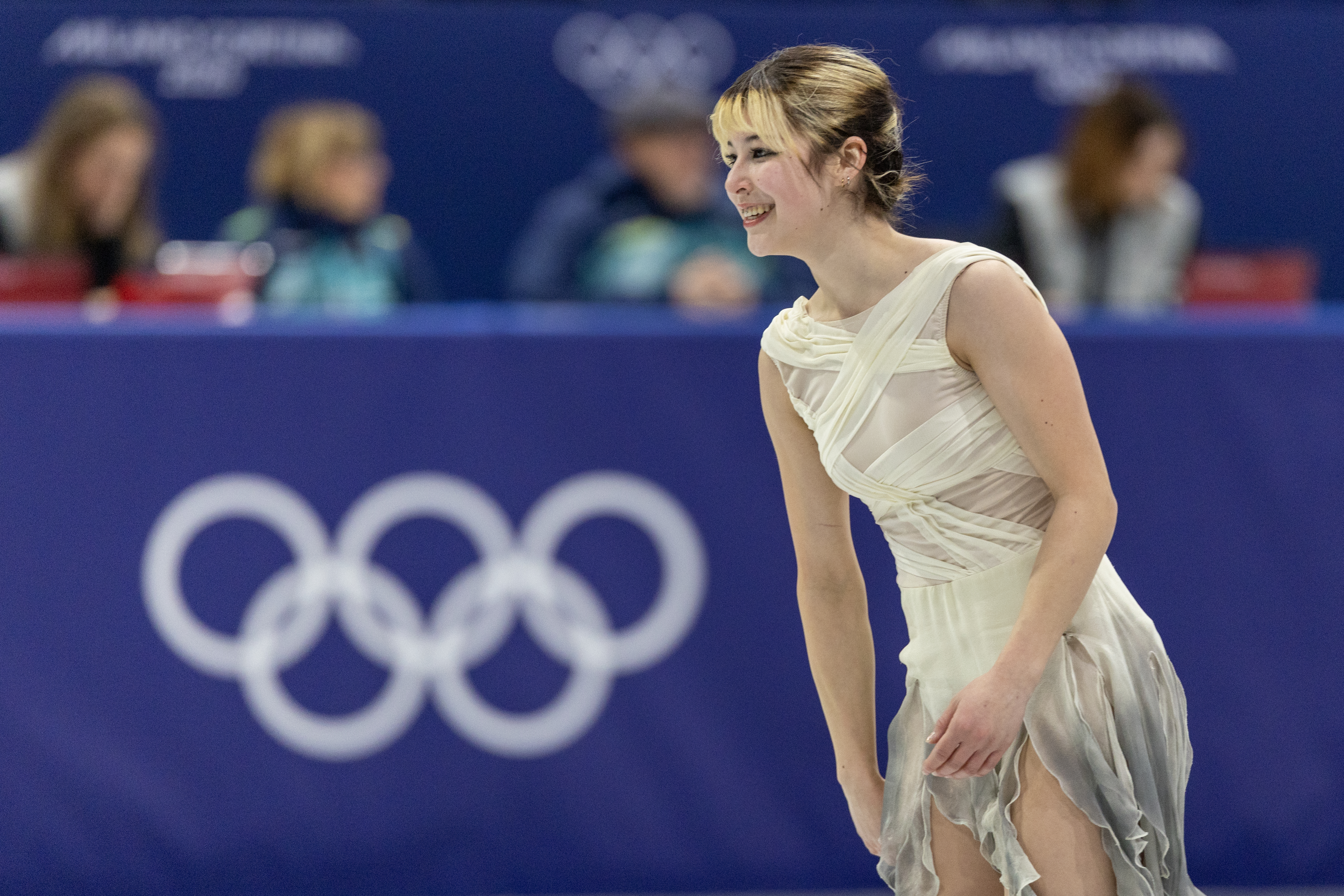 MILÃO, ITÁLIA - 06 DE FEVEREIRO: Alyssa Liu, dos Estados Unidos, reage após realizar sua rotina durante a patinação artística, evento de equipe, programa curto de patinação individual feminina na Arena de Patinação no Gelo de Milão nos Jogos Olímpicos de Inverno de Milão Cortina de 2026. (Foto de Tim Clayton / Getty Images)