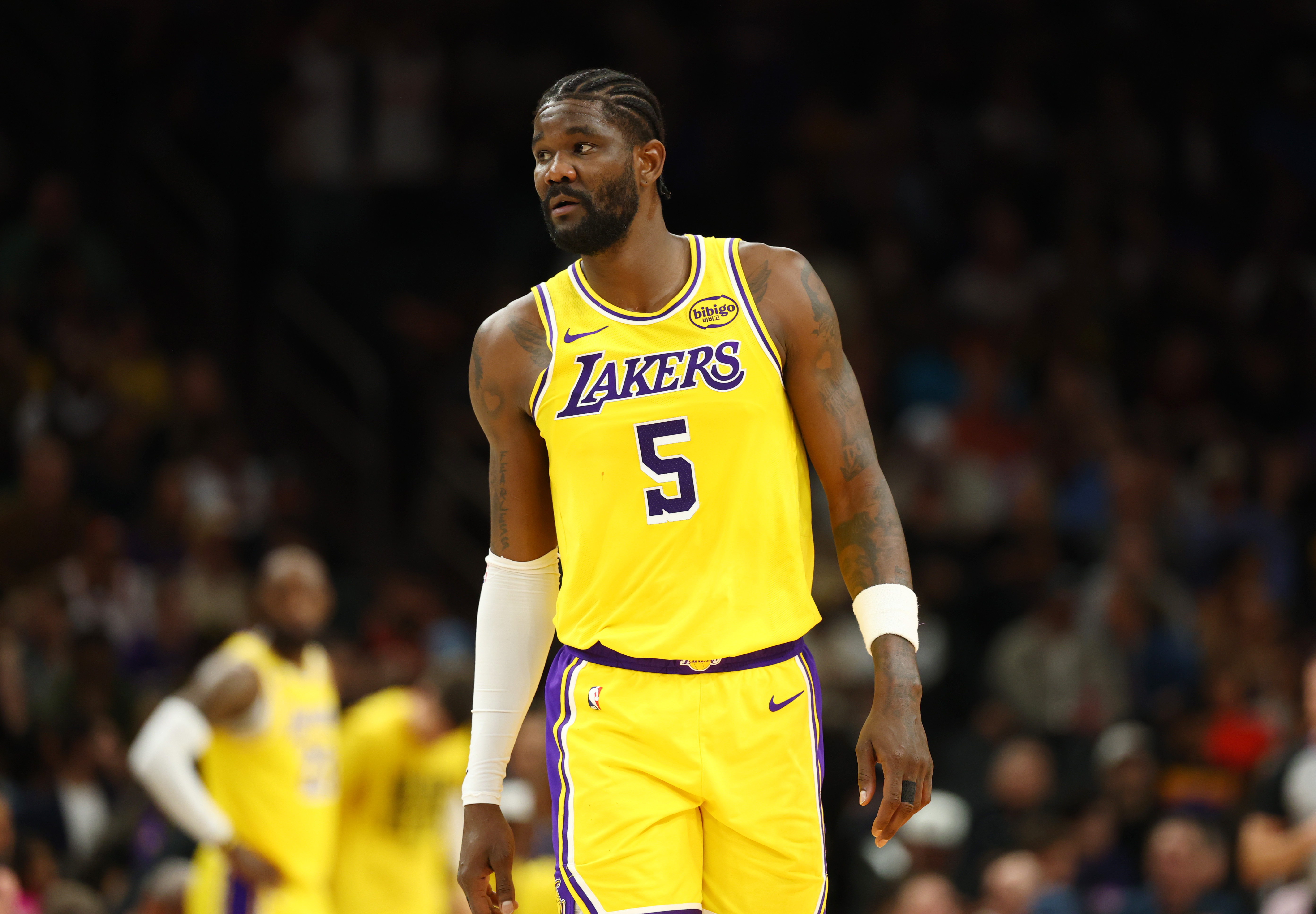 Deandre Ayton exits Lakers game with knee injury