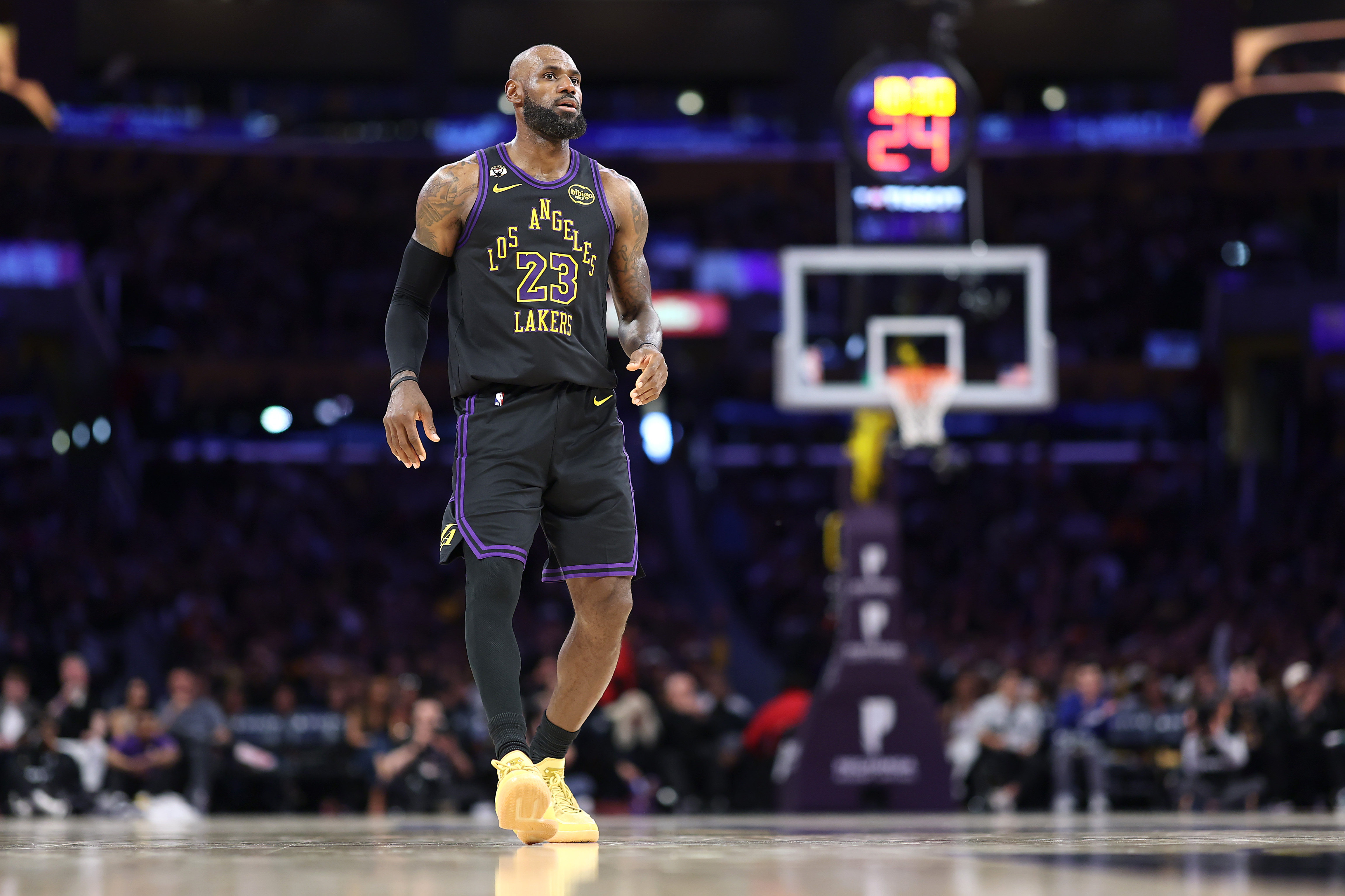 LeBron James dilaporkan masih bisa pensiun akhir musim, kembali ke Lakers atau bermain tempat lain di 2026-27