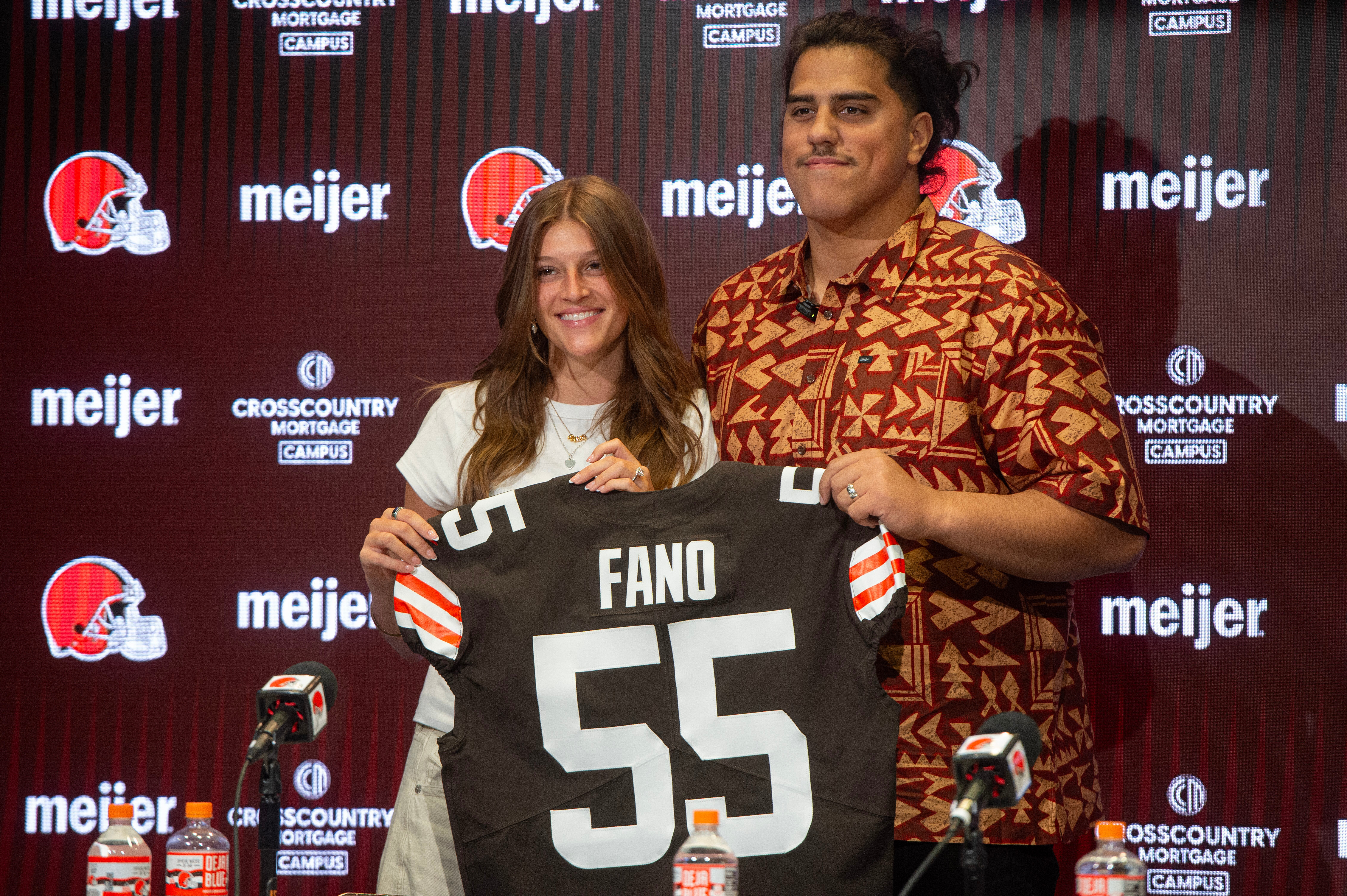 Cleveland Browns first round draft pick Spencer Fano, right, stands with his fiancé Sami Goddard during a news conference at the Browns training facility, Friday, April 24, 2026 in Berea, Ohio. (AP Photo/Phil Long)
