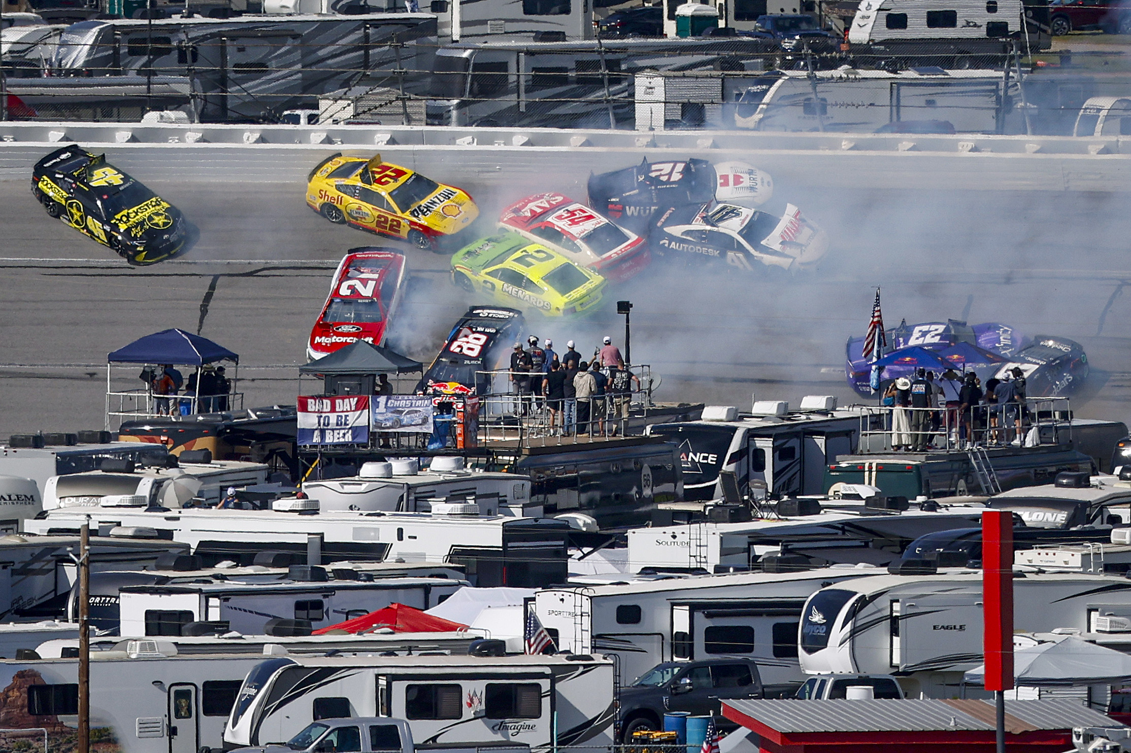 Hocevar raih kemenangan Piala pertama di Talladega; tabrakan massal menghancurkan lebih dari 20 mobil