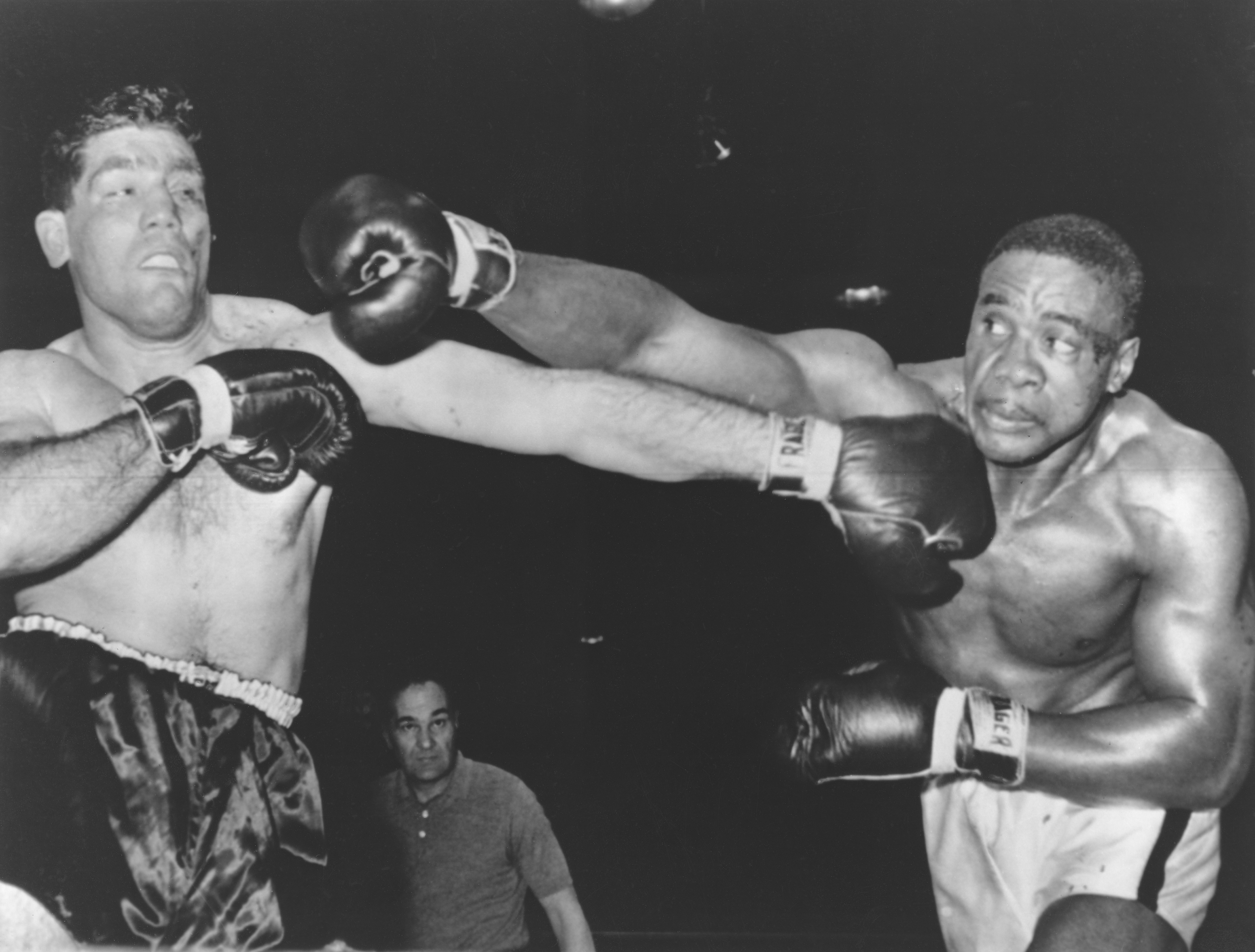 Heavyweight boxers Sonny Liston and Willie Besmanoff. (Photo by Camerique/Getty Images)
