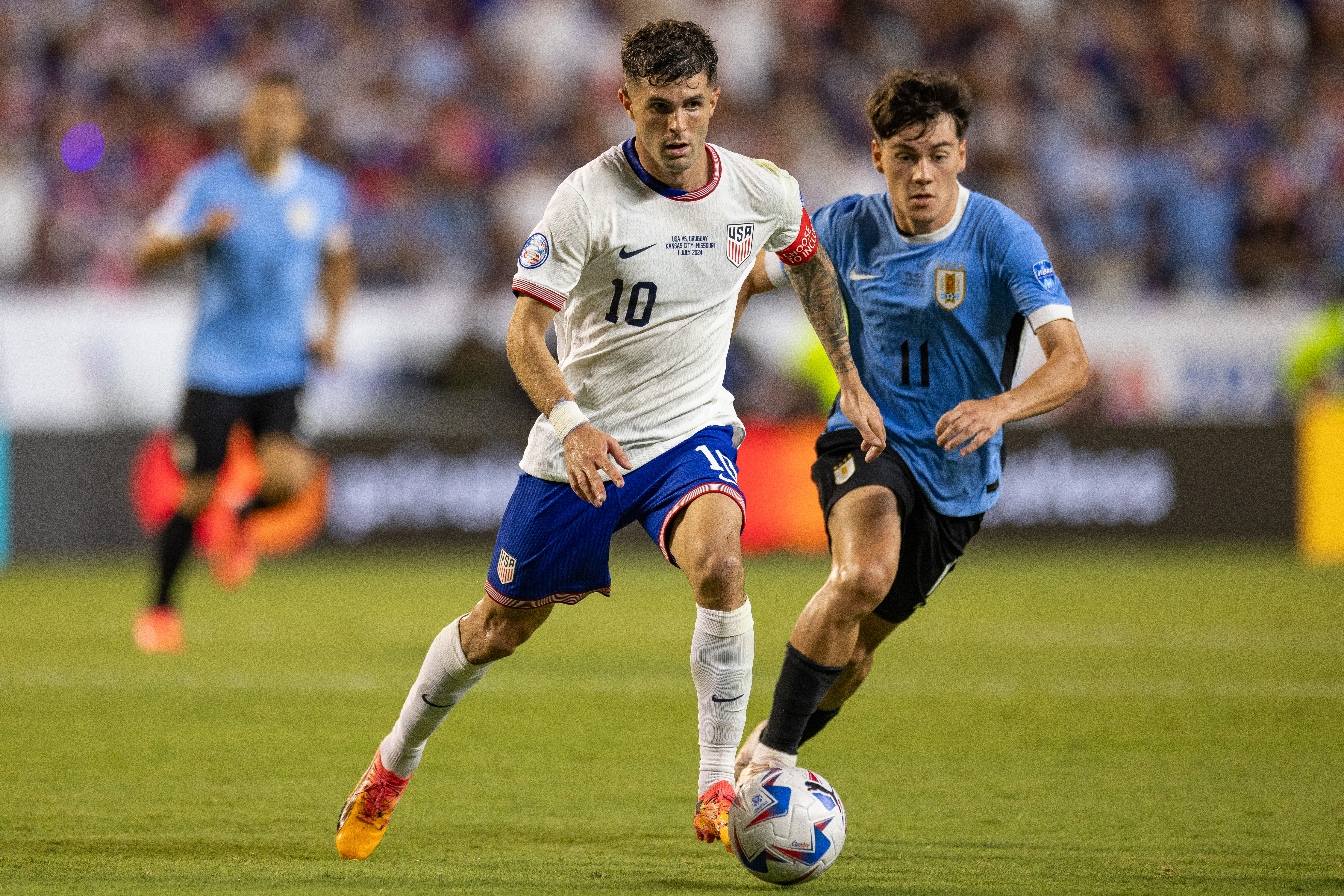 KANSAS, KS - JULY 1: Christian Pulisic #10 of the United States moves with the ballduring a game between Uruguay and USMNT atArrowhead Stadium  on July 1, 2024 in Kansas , Kansas. (Photo by John Dorton/ISI Photos/USSF/Getty Images for USSF)