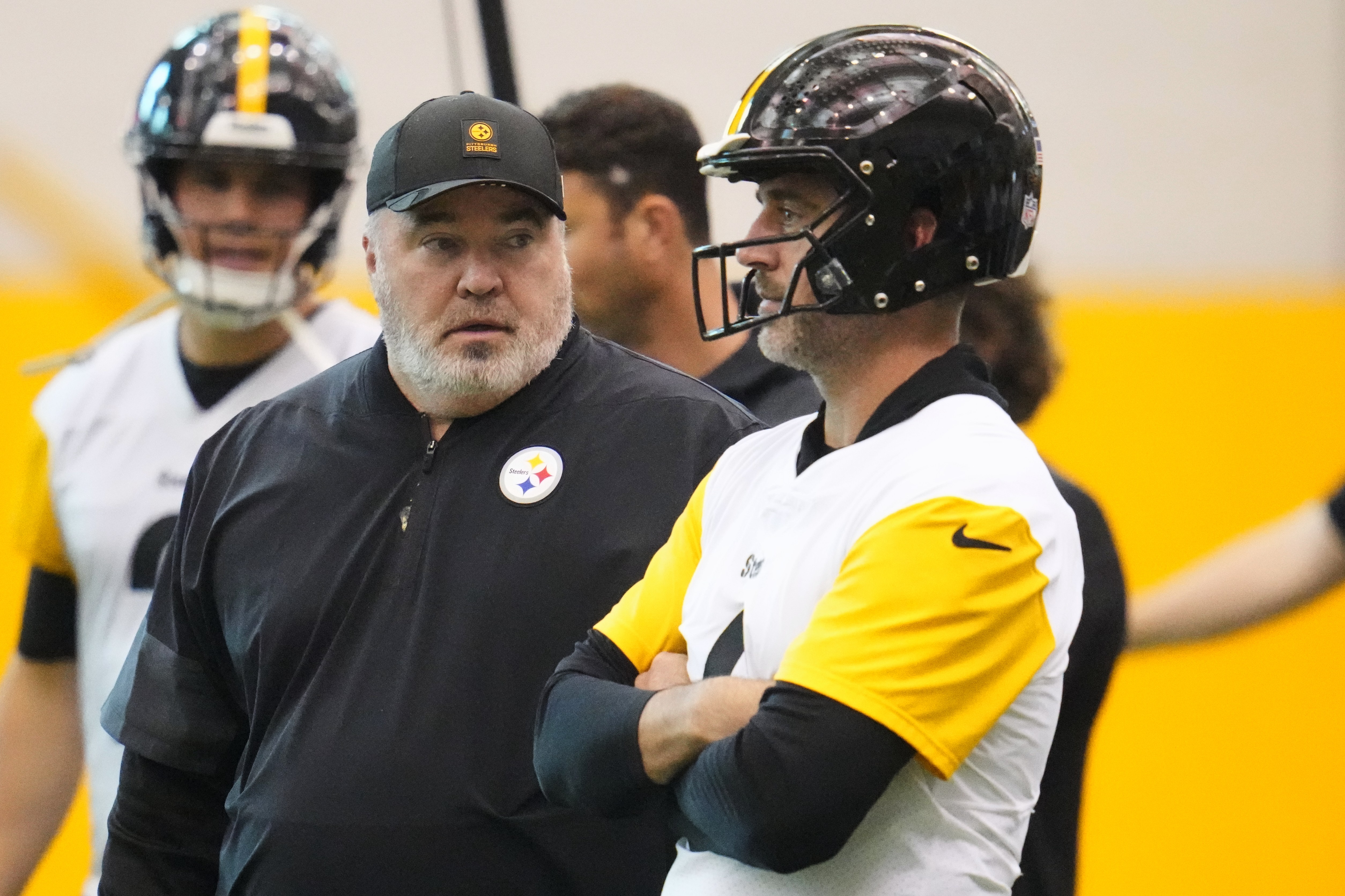 Pittsburgh Steelers head coach Mike McCarthy, second from left, talks with quarterback Aaron Rodgers, right, during the football team's OTA workout in Pittsburgh, Wednesday, May 20, 2026. (AP Photo/Gene J. Puskar)