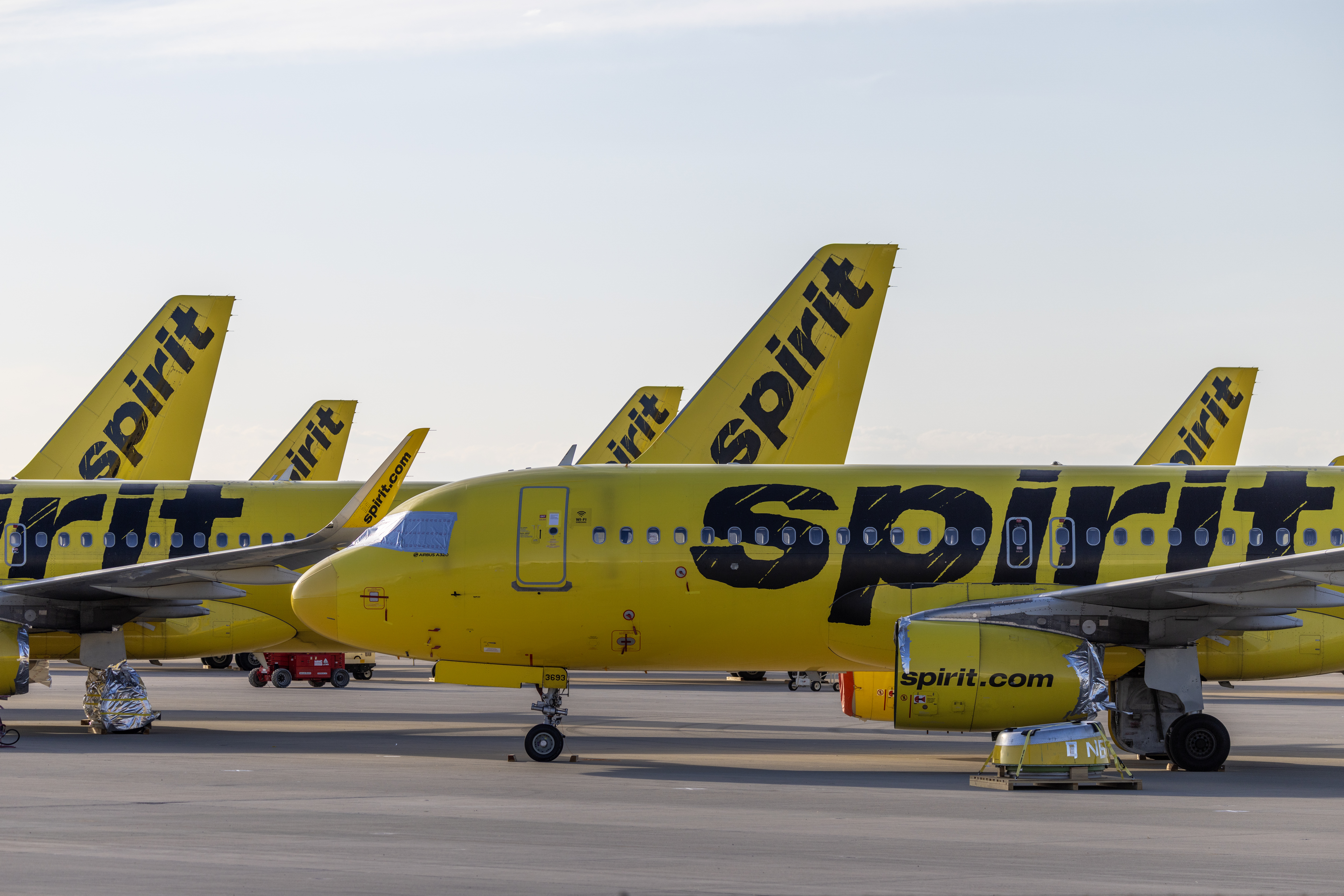 Spirit Airlines Facing Collapse: Rescue Deals, Crowdfunding, and Industry Impact