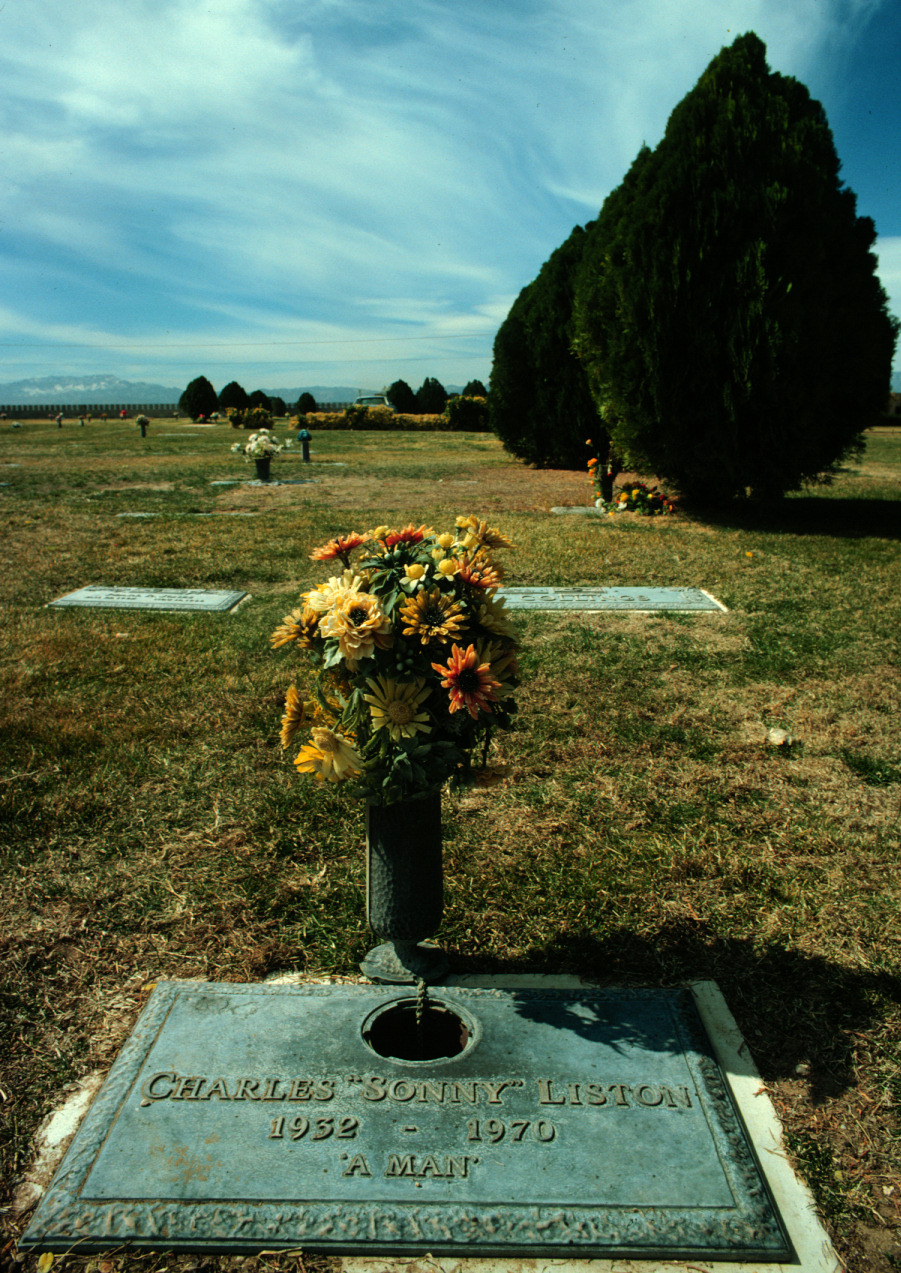 The grave of former World Heavyweight Boxiing Champion Charles 'Sonny' Liston at Paradise Memorial Gardens on Eastern Parkway, Las Vegas, November 1979.  (Photo by Michael Brennan/Getty Images)