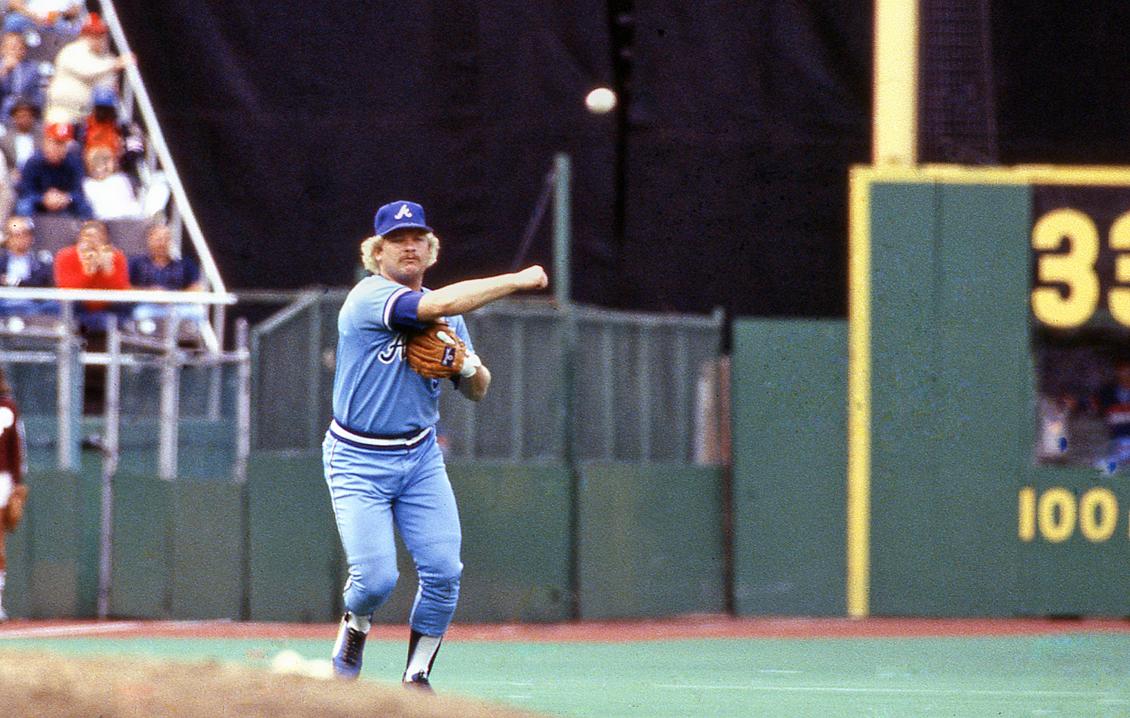 PHILADELPHIA, PA - CIRCA 1983:  Bob Horner of the Atlanta Braves fielding against the Philadelphia Phillies at Veterans Stadium circa 1983 in Philadelphia, Pennsylvania.  (Photo by Owen C. Shaw/Getty Images)