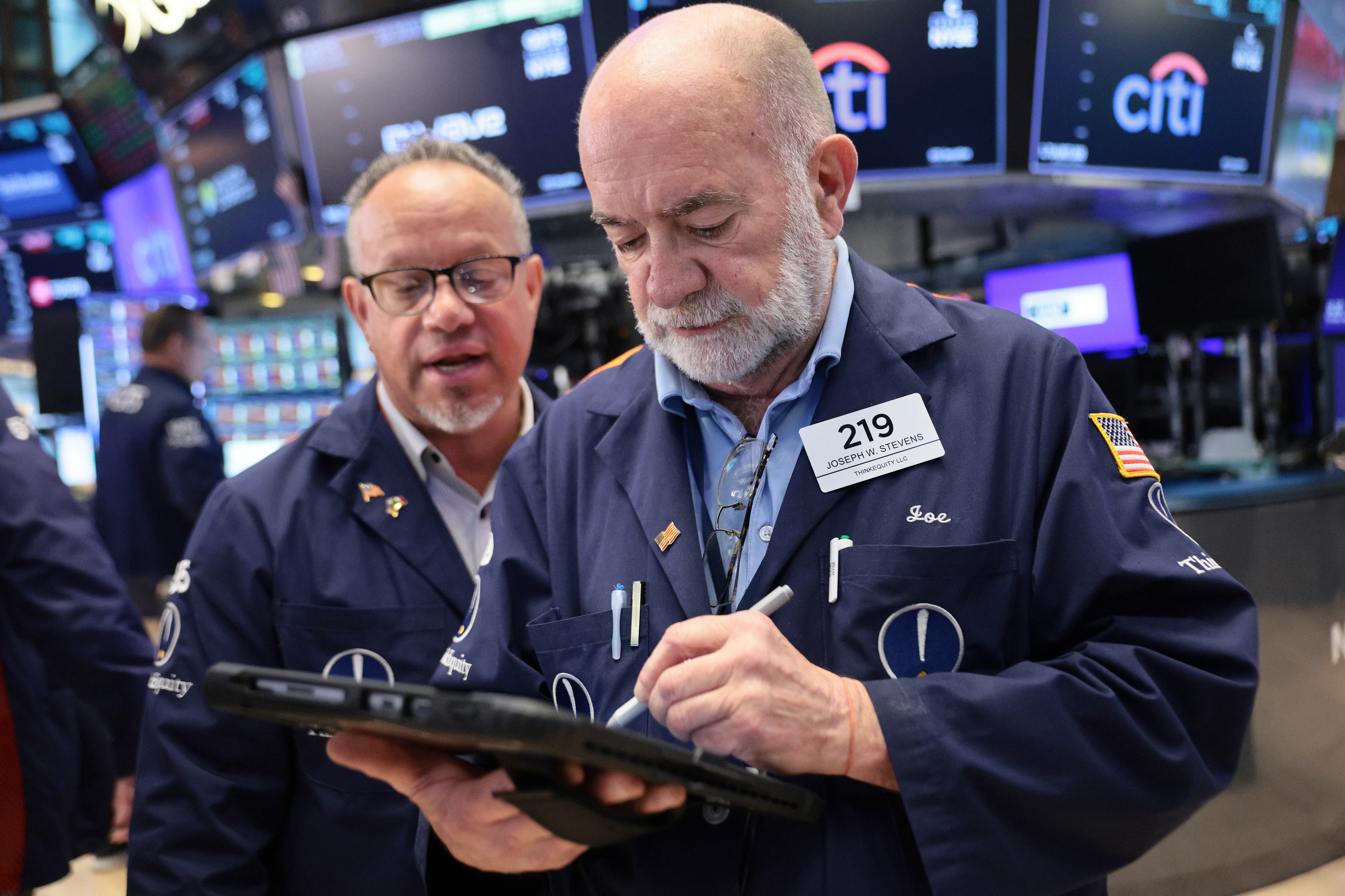 S&P 500 Hits Longest Weekly Win Streak Since 2023 as Dow Reaches Record High