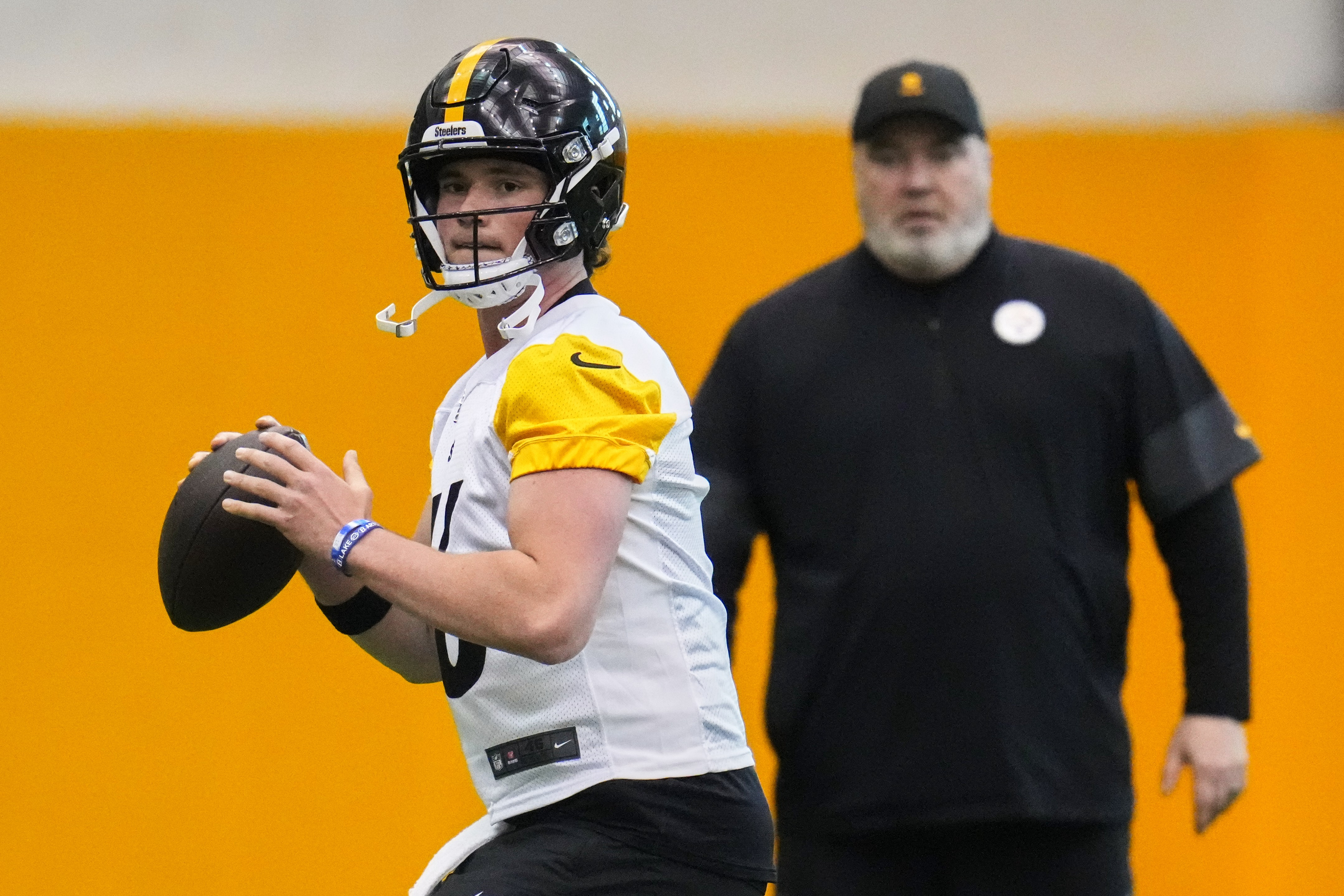 Pittsburgh Steelers head coach Mike McCarthy, right, watches quarterback Drew Allar during the football team's Rookie Minicamp workout in Pittsburgh, Saturday, May 9, 2026. (AP Photo/Gene J. Puskar)