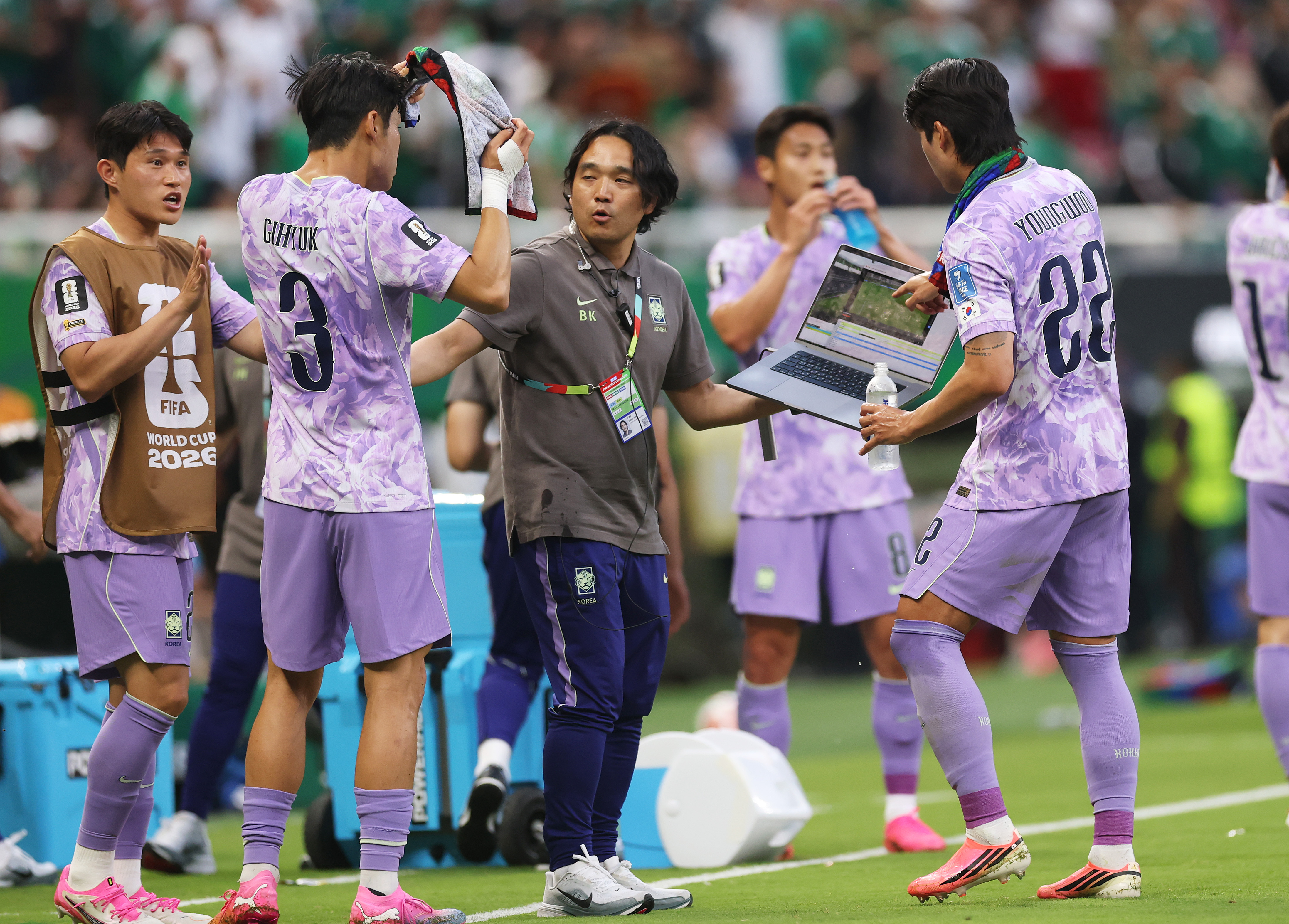 ZAPOPAN, MEXICO - JUNE 18: A technical staff of Korea Republic shows computer screen to players at the hydration break during the FIFA World Cup 2026 Group A match between Mexico and Korea Republic at Guadalajara Stadium on June 18, 2026 in Guadalajara, Mexico. (Photo by Carl Recine/Getty Images)