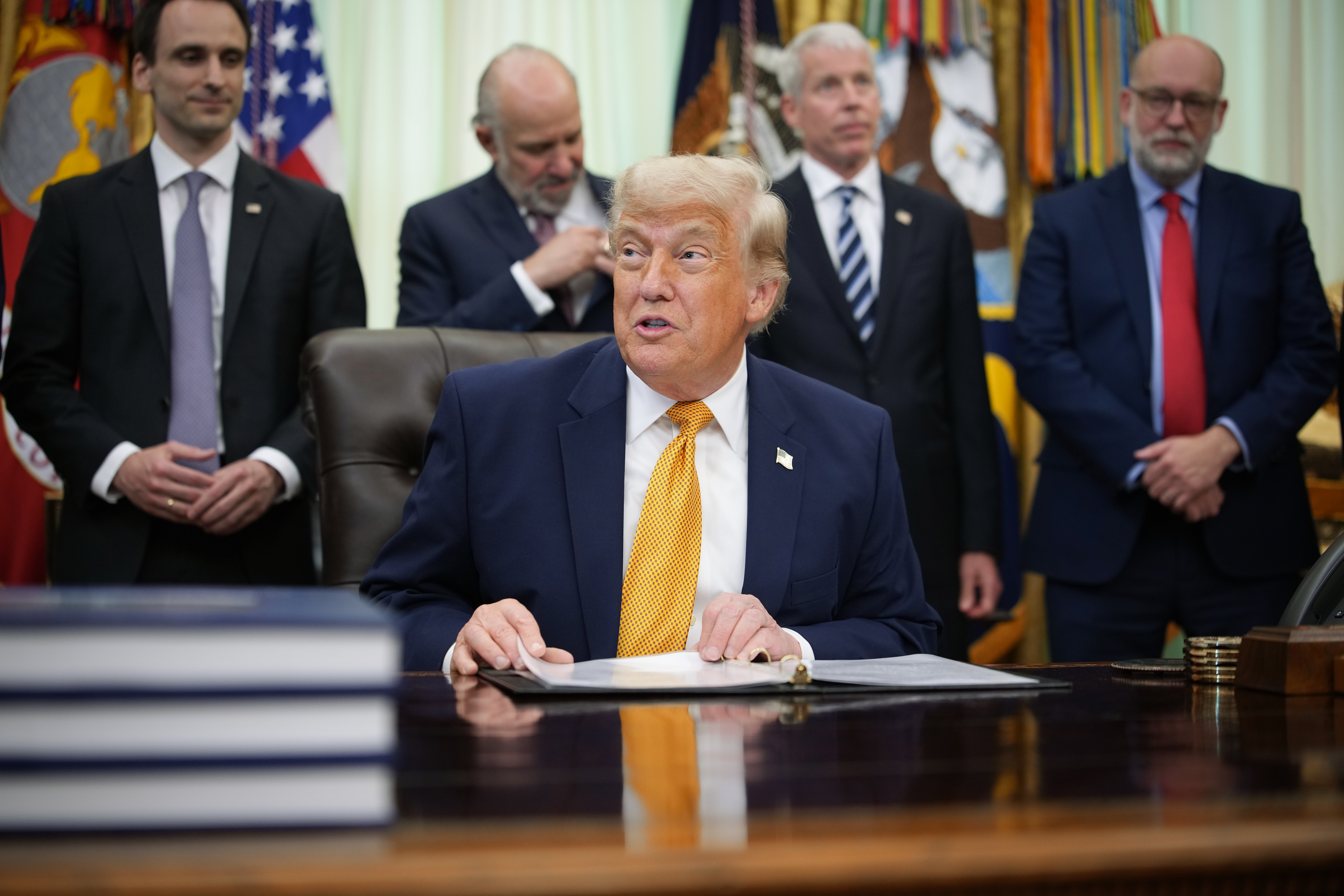 Trump firma órdenes ejecutivas para impulsar el desarrollo comercial