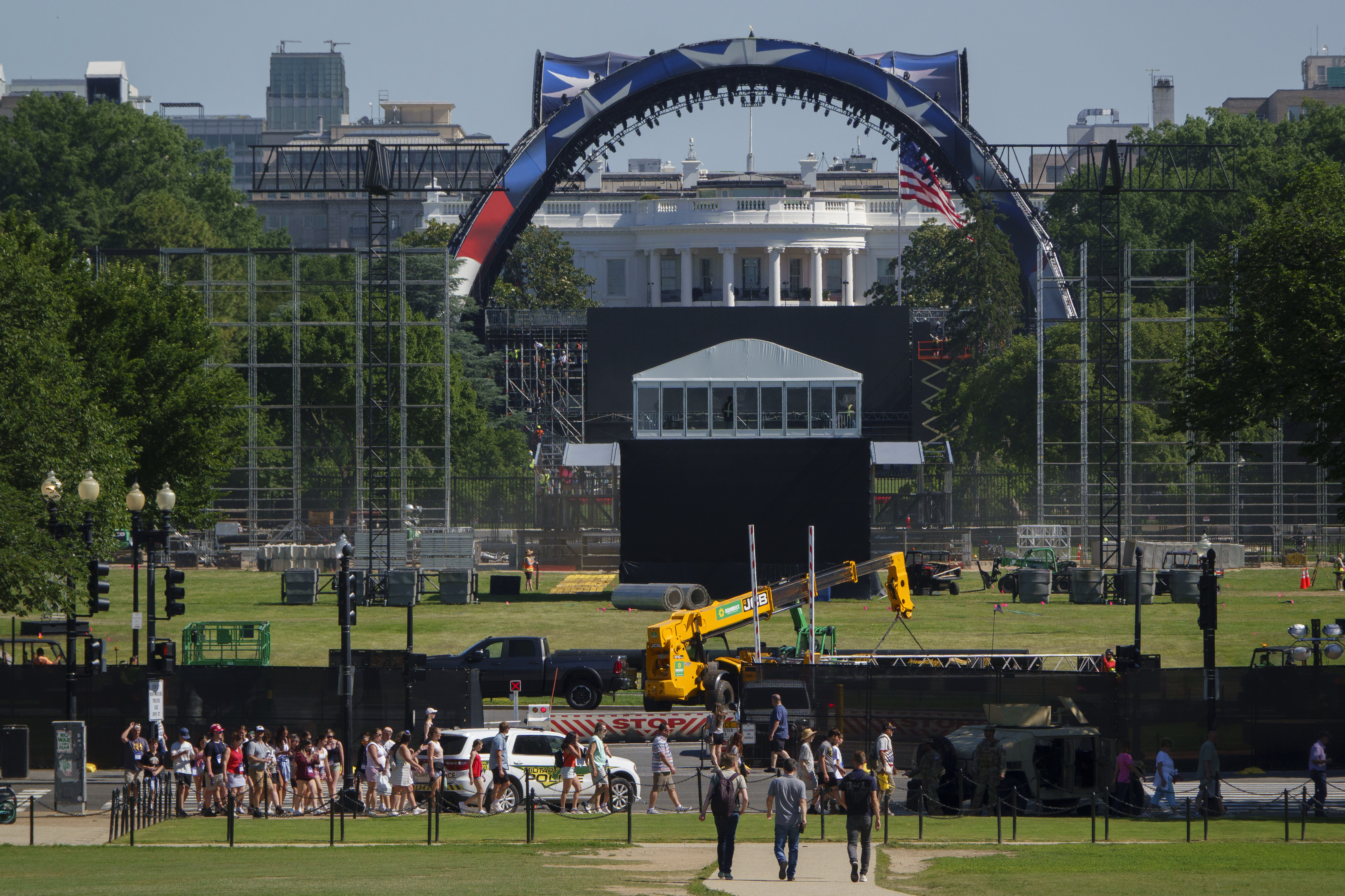 WASHINGTON, DC - JUNE 4: Construction continues on the South Lawn of the White House for an upcoming UFC match on June 4, 2026 in Washington, DC. President Donald Trump is hosting a UFC match on the White House grounds in honor of the 250th anniversary of the United States. (Photo by Kevin Carter/Getty Images)