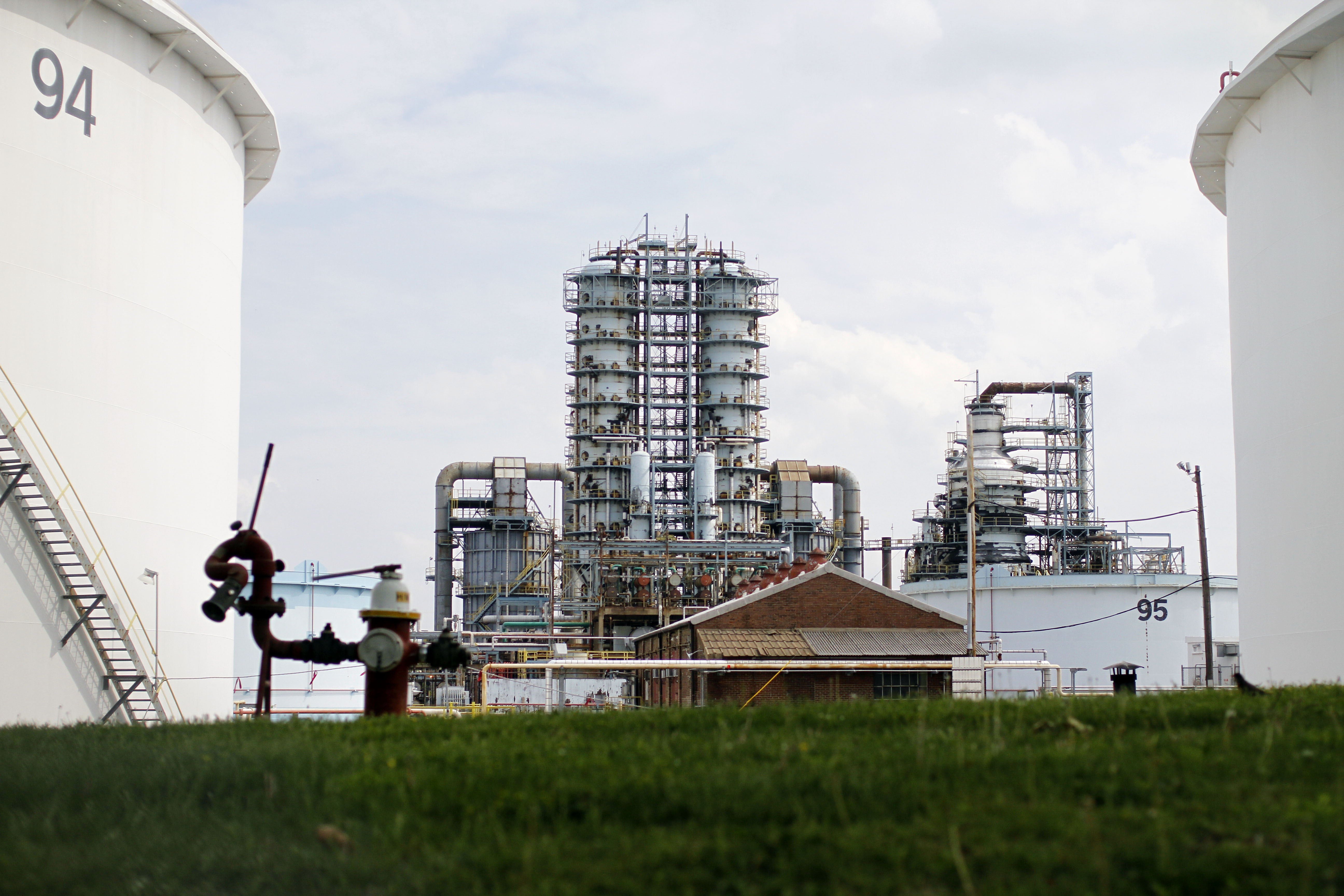 yahoo.com - Jake Conley - Delta's fuel bill exploded. The airline's refinery gamble offered some relief.