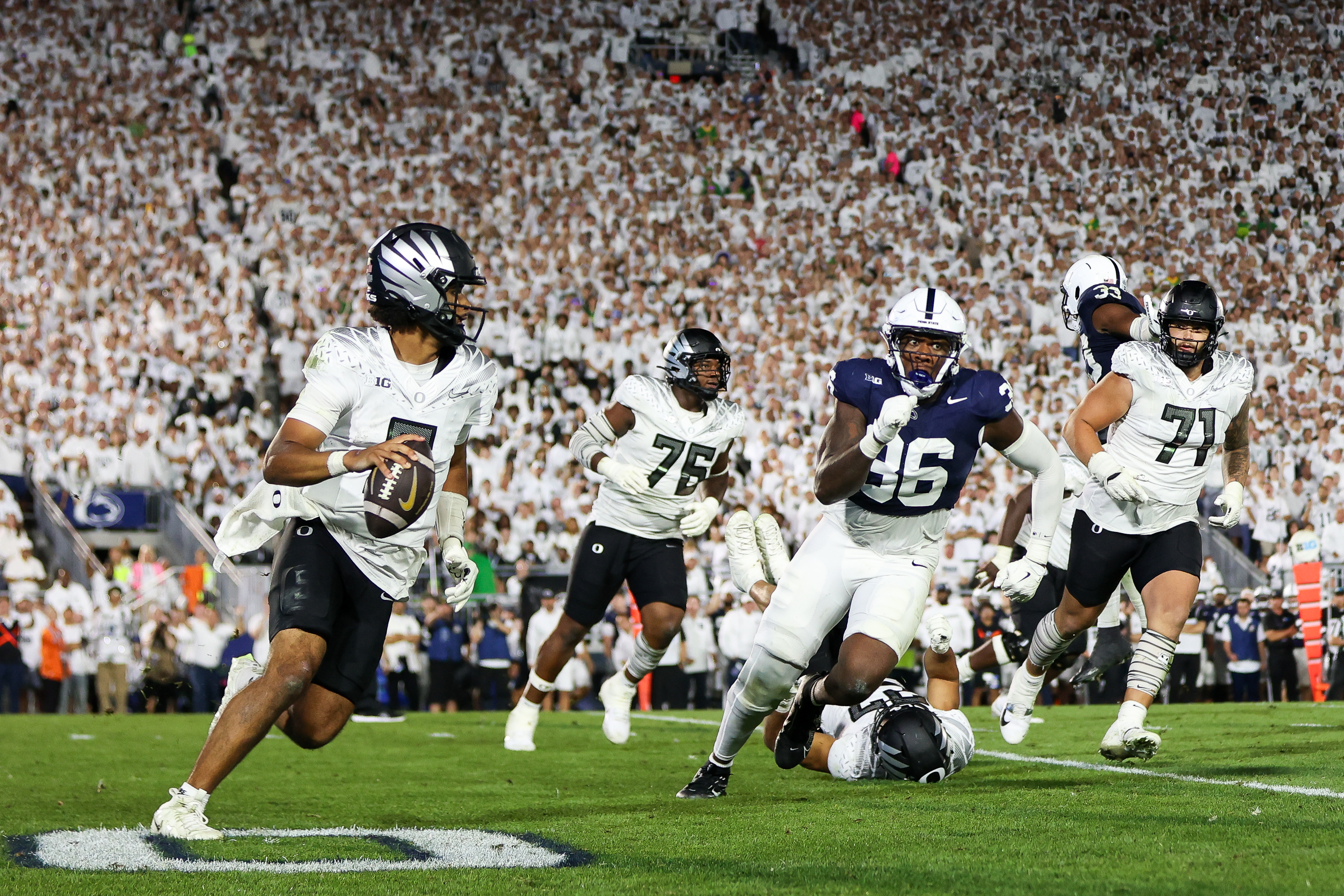 STATE COLLEGE, PENNSYLVANIA - SEPTEMBER 27: Dante Moore #5 of the Oregon Ducks scrambles with the ball against the Penn State Nittany Lions at Beaver Stadium on September 27, 2025 in State College, Pennsylvania. (Photo by Isaiah Vazquez/Getty Images)