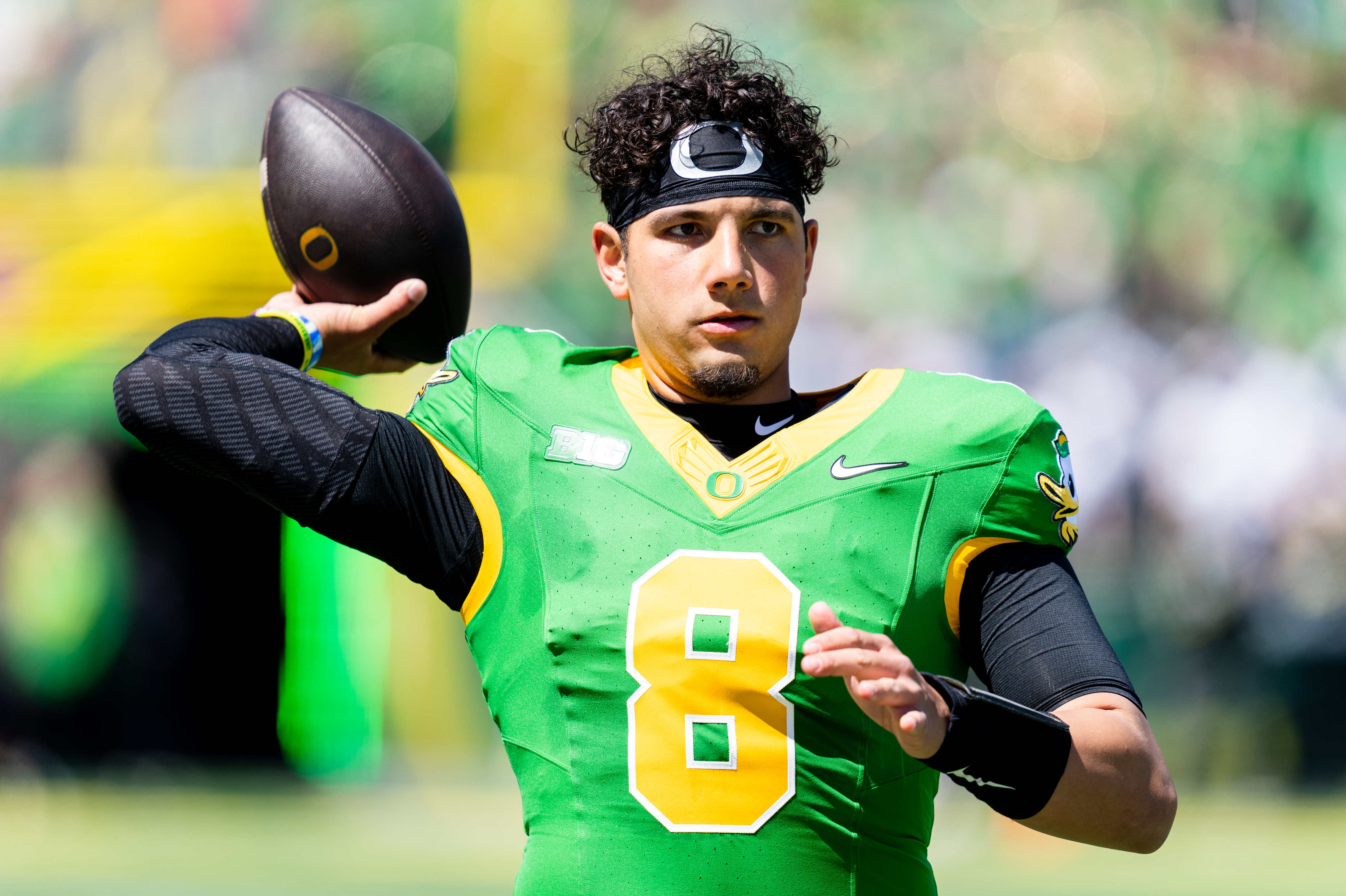 EUGENE, OREGON - APRIL 25:  Quarterback Dylan Raiola #8 of the Oregon Ducks warms up before the spring football game at Autzen Stadium on April 25, 2026 in Eugene, Oregon. (Photo by Ali Gradischer/Getty Images)