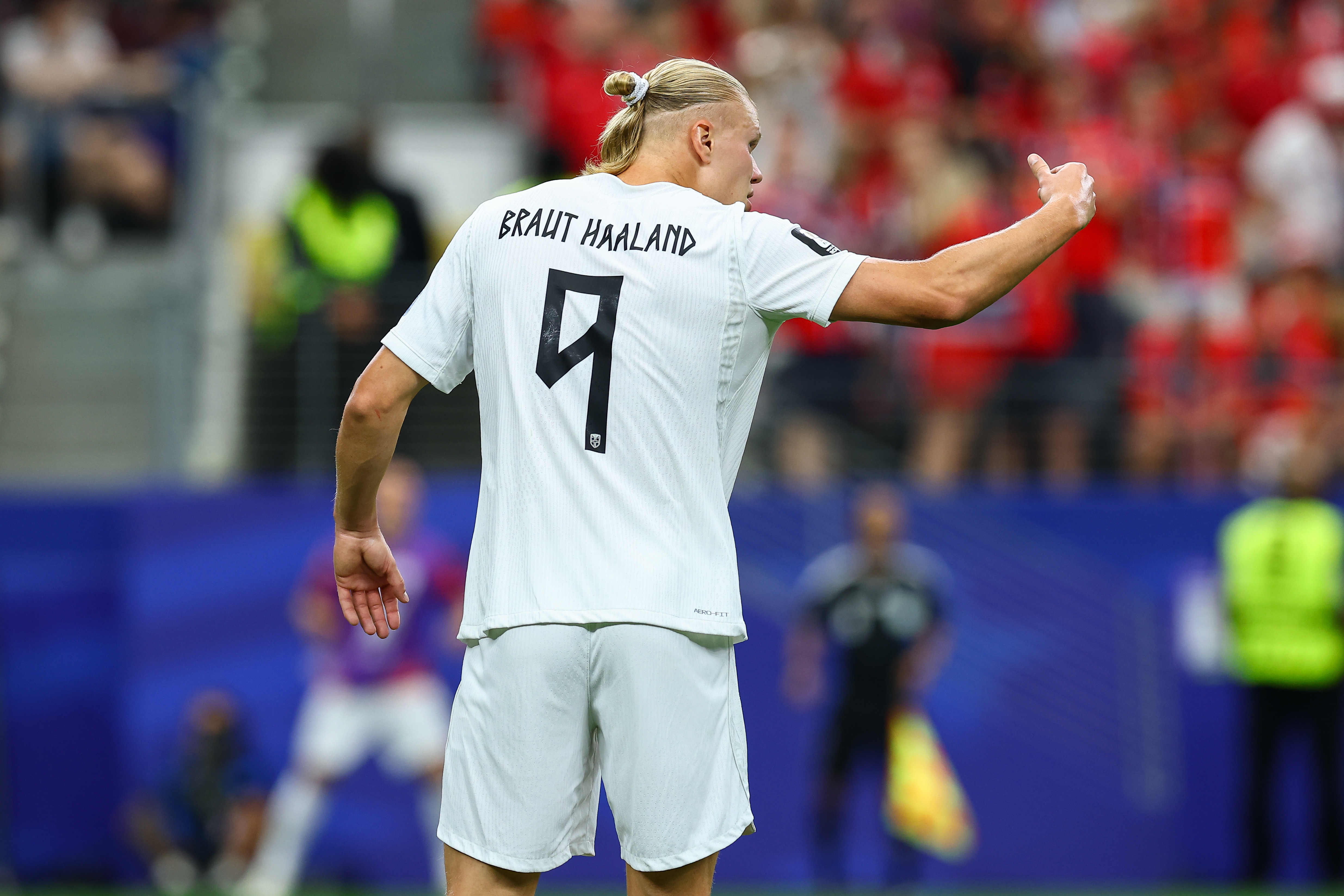 ARLINGTON, TX - JUNE 30: Norway forward Erling Haaland (#9) gives instructions to his teammates during the FIFA World Cup 26 Round of 32 match between Norway and Côte d'Ivoire on June 30, 2026 at Dallas Stadium in Arlington, TX. (Photo by  Matthew Visinsky/Icon Sportswire via Getty Images)