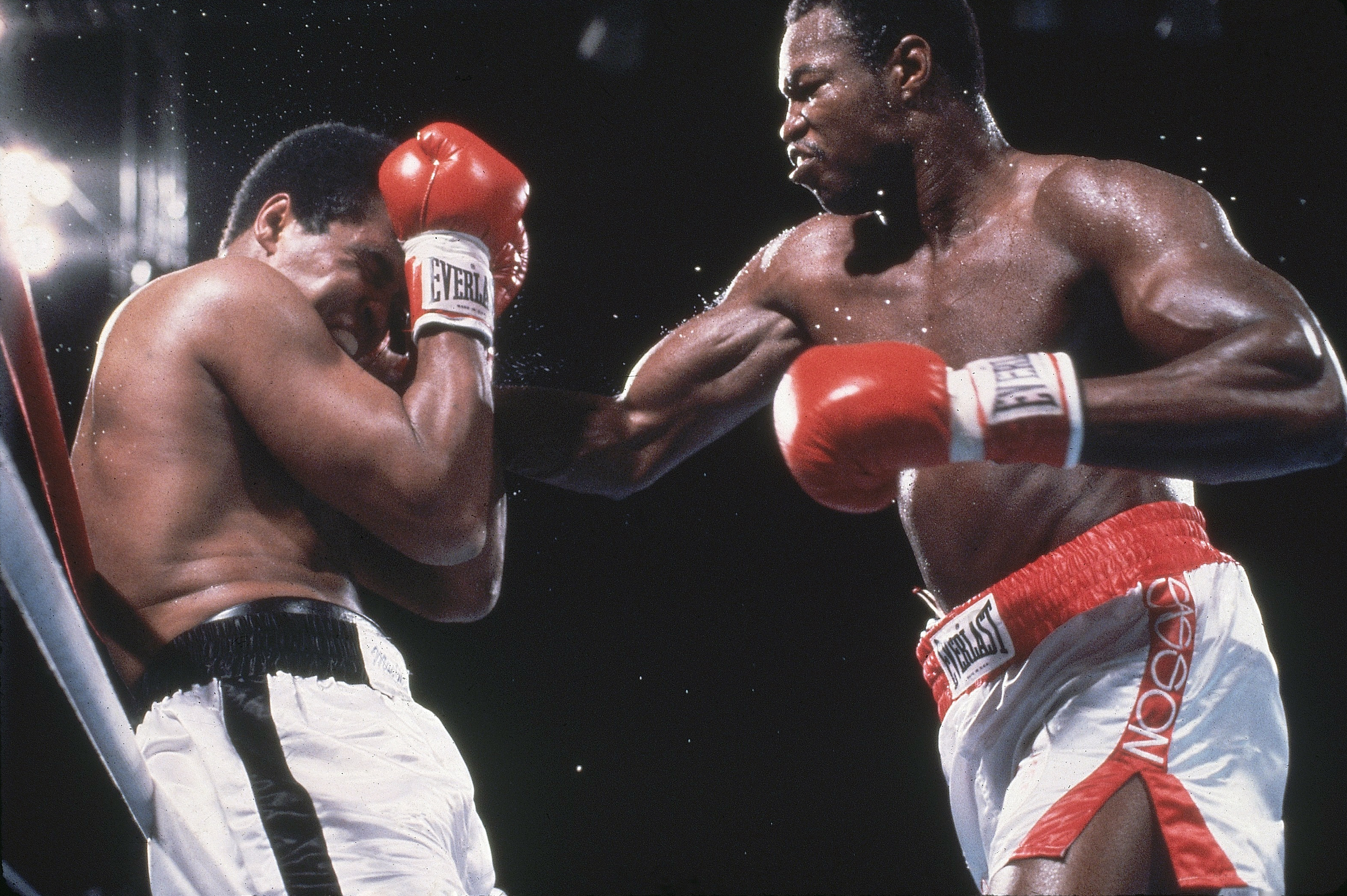 Boxing: WBC Heavyweight Title: Larry Holmes in action vs Muhammad Ali at Caesars Palace. Ali ended a two-year retirement to fight Holmes for the title at the age of 38, losing in the 11th round.
Las Vegas, NV 10/2/1980
CREDIT: Manny Millan (Photo by Manny Millan /Sports Illustrated via Getty Images)
(Set Number: X24924 TK2 )