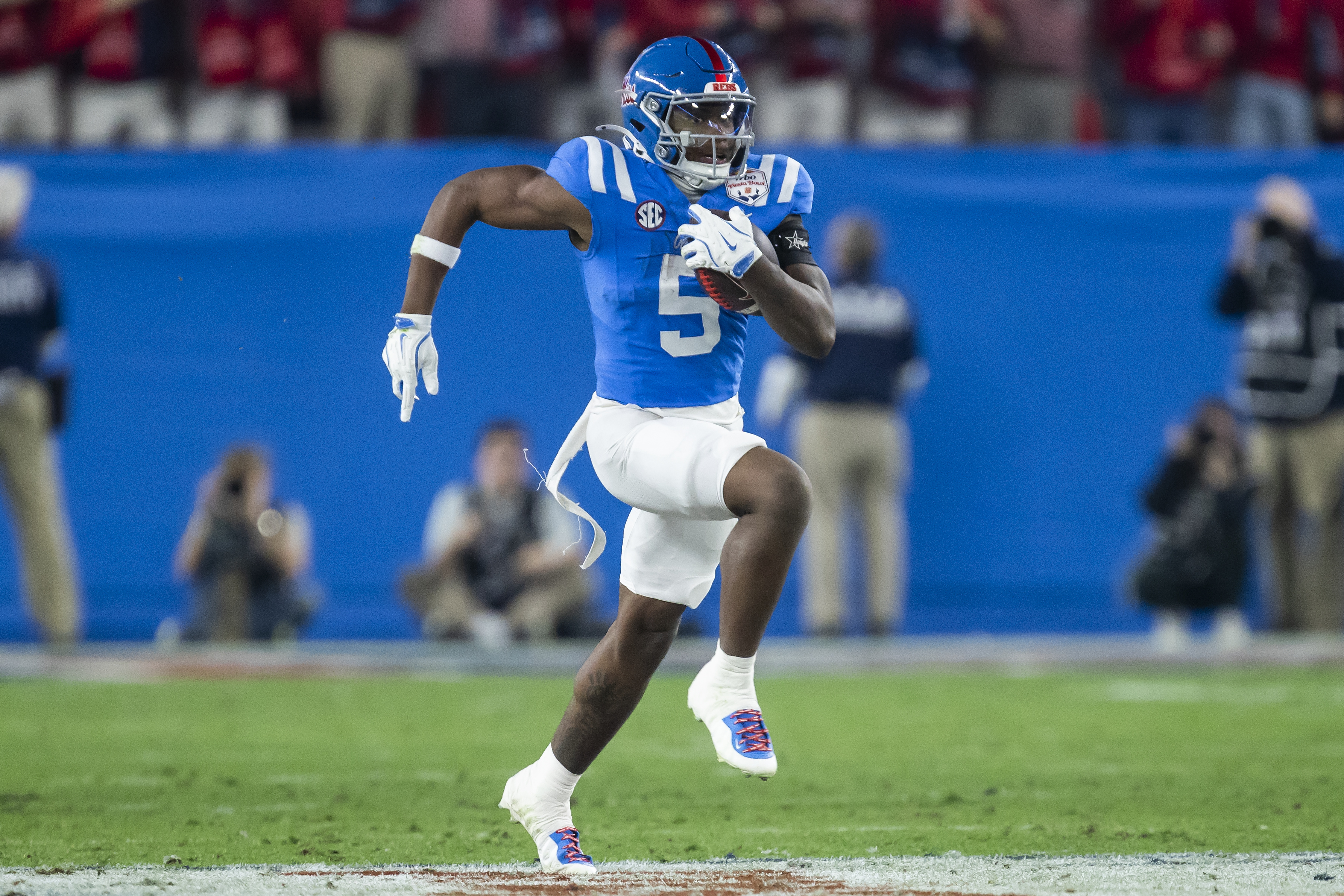 GLENDALE, AZ - JANUARY 08: RB Kewan Lacy #5 of the Ole Miss Rebels breaks free for a touchdown run during the Miami Hurricanes versus Ole Miss Rebels College Football Playoff Semifinal at the Vrbo Fiesta Bowl on January 8, 2026, at State Farm Stadium in Glendale, AZ.   (Photo by Nick Tre. Smith/Icon Sportswire via Getty Images)