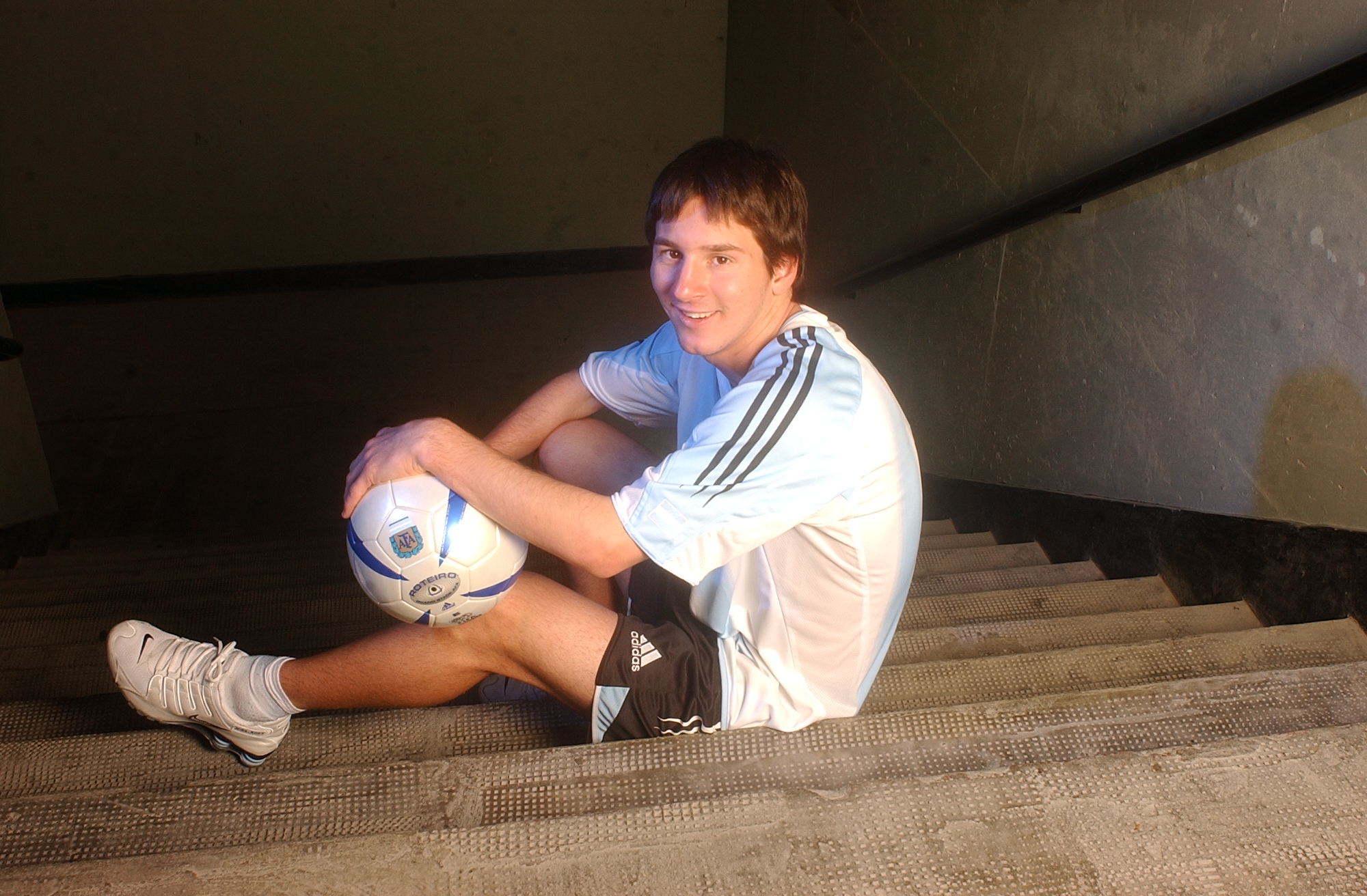 BUENOS AIRES, ARGENTINA - JUNE:  Argentine footballer Lionel Messi poses during a private photo session for El Gráfico magazine on June, 2005 in Buenos Aires, Argentina. (Photo by Jorge Dominelli/El Grafico/Getty Images)