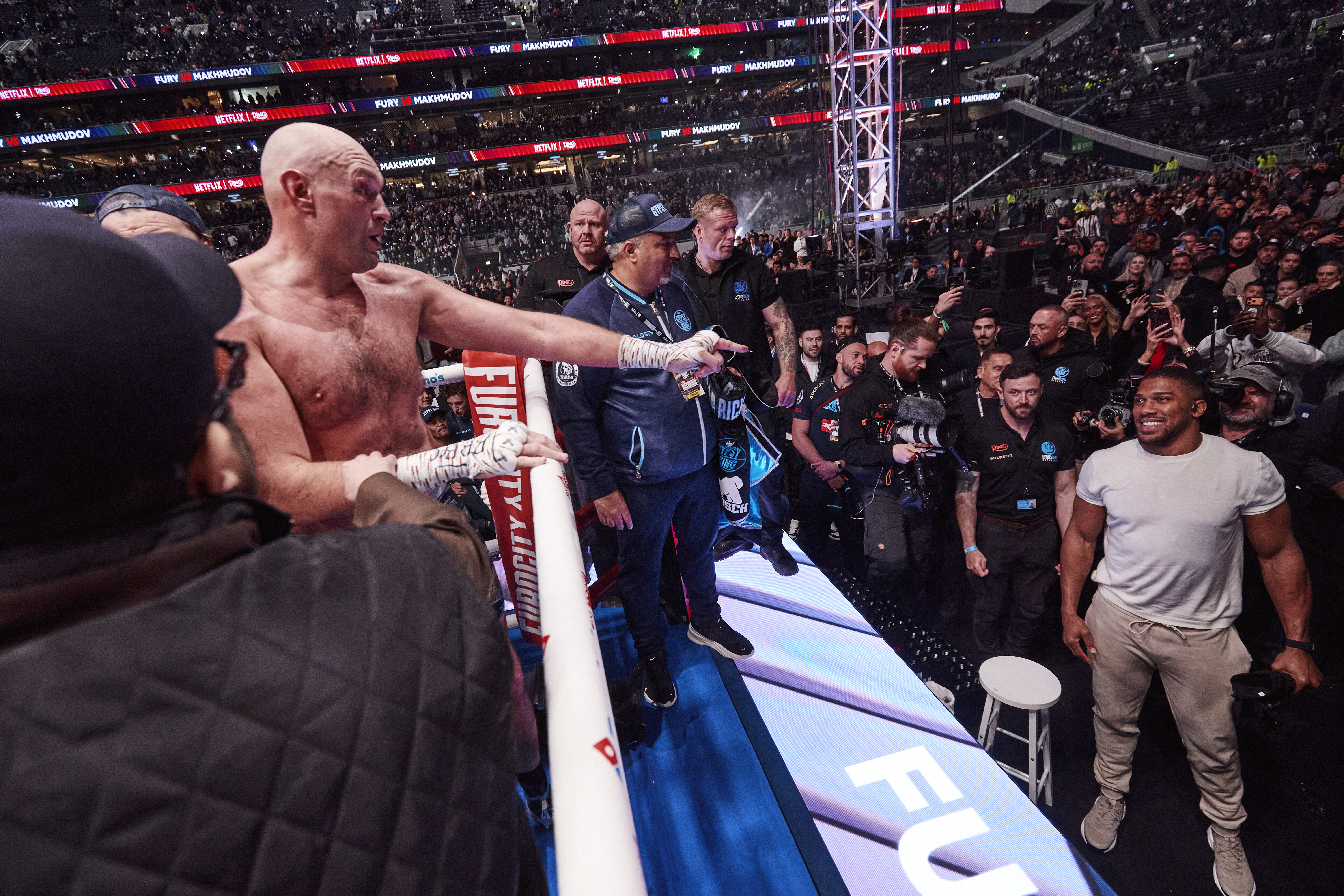 Anthony Joshua and Tyson Fury prepare for weekend bouts in Jeddah and Thailand