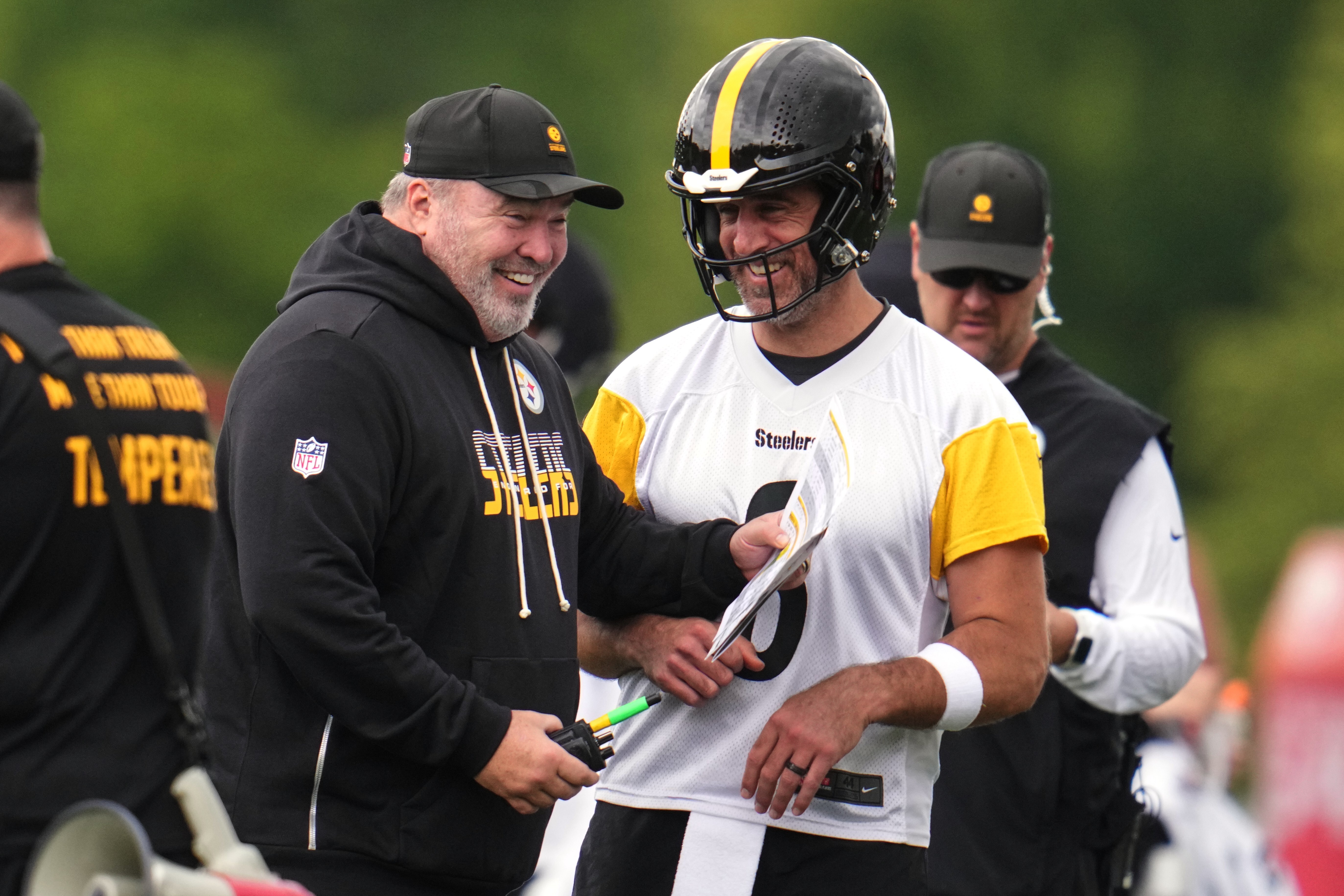 Mike McCarthy, izquierda, entrenador en jefe de los Steelers de Pittsburgh, sonríe mientras platica con Aaron Rodgers, derecha, quarterback del equipo, durante la práctica en el campamento de entrenamiento, el miércoles 29 de julio de 2026, en Latrobe, Pensilvania. (AP Foto/Gene J. Puskar)