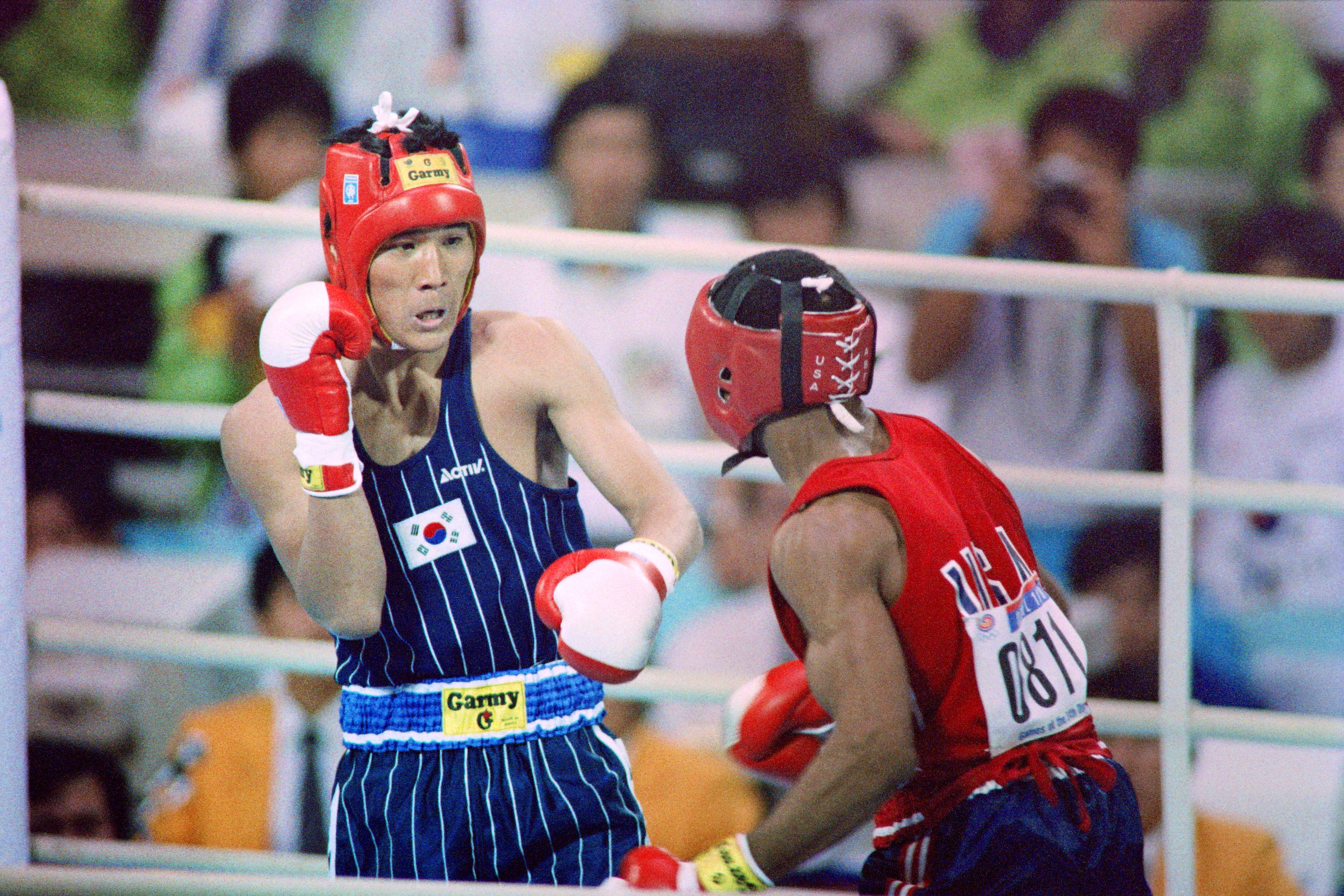 Korea's Park Si-hun (L) boxes US's Roy Jones in the middleweight final during the London 1988 Summer Olympic Games on October 2, 1988. (Photo by Sunkyu IM / AFP)        (Photo credit should read SUNKYU IM/AFP via Getty Images)
