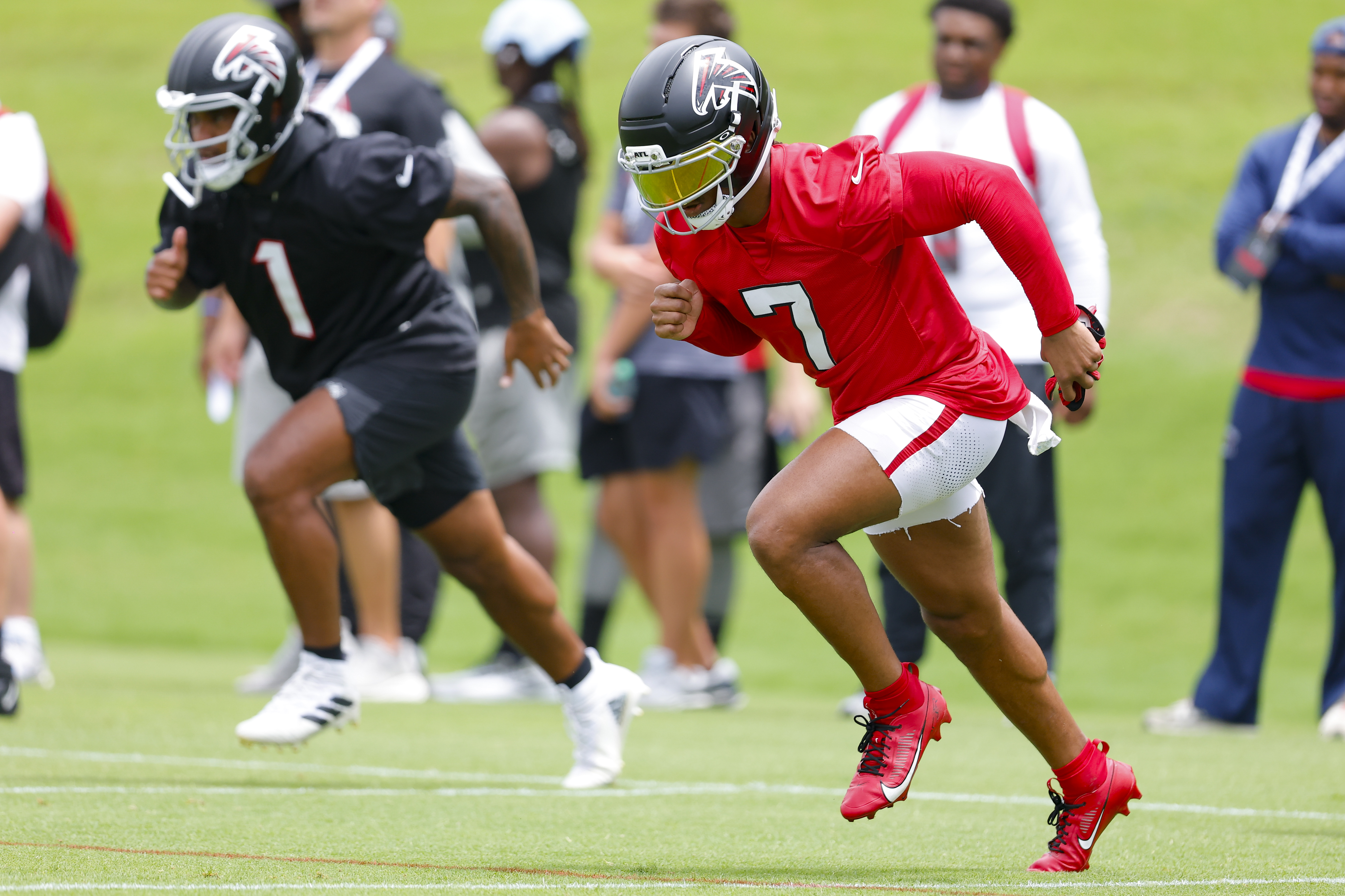 Bijan Robinson returns to Falcons practice with a hefty new contract, but the same heavy expectations