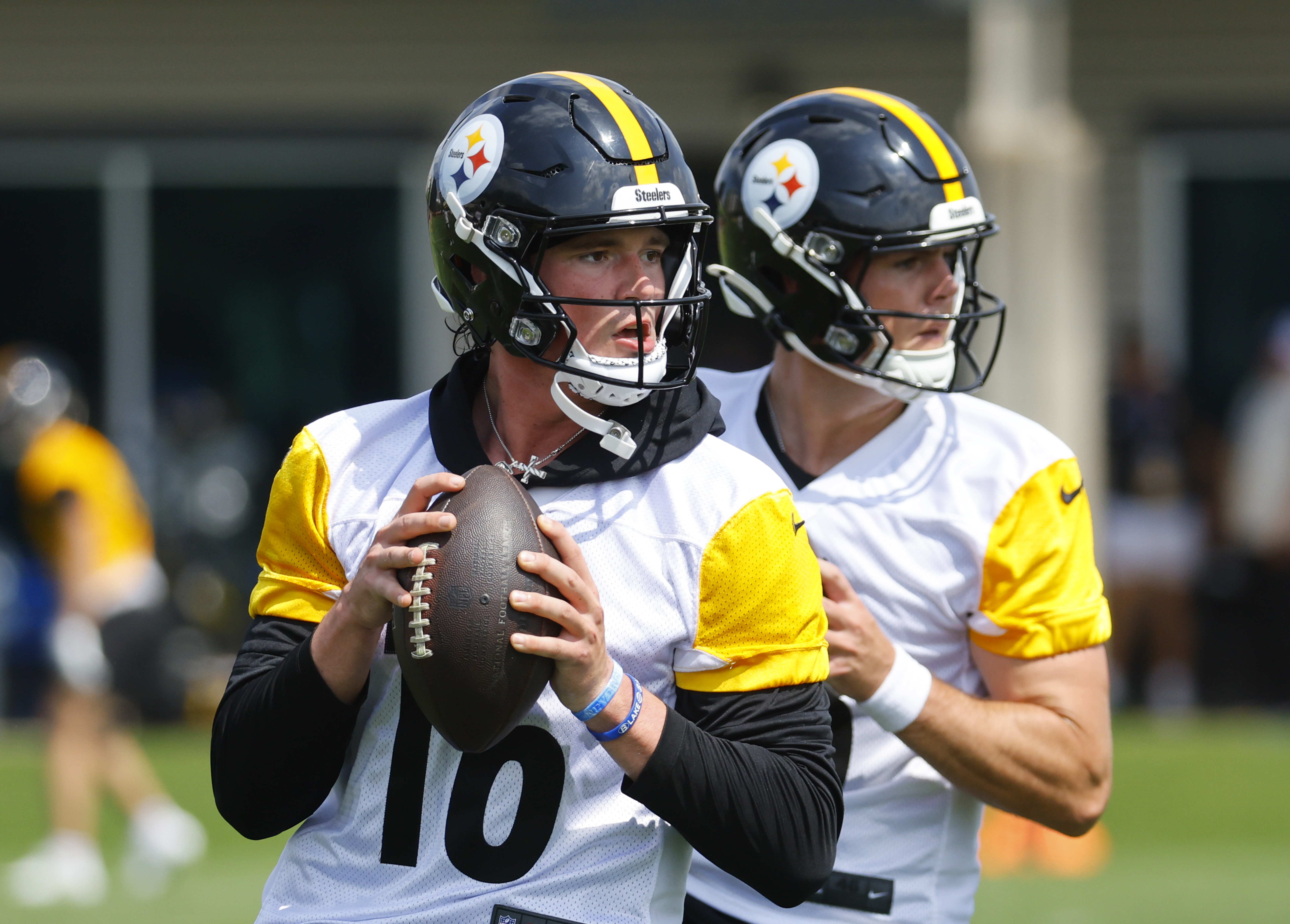 PITTSBURGH, PENNSYLVANIA - JUNE 11:  Drew Allar #16 of the Pittsburgh Steelers and Will Howard #18 throw a pass at UPMC Rooney Sports Complex on June 11, 2026 in Pittsburgh, Pennsylvania. (Photo by Justin K. Aller/Getty Images)