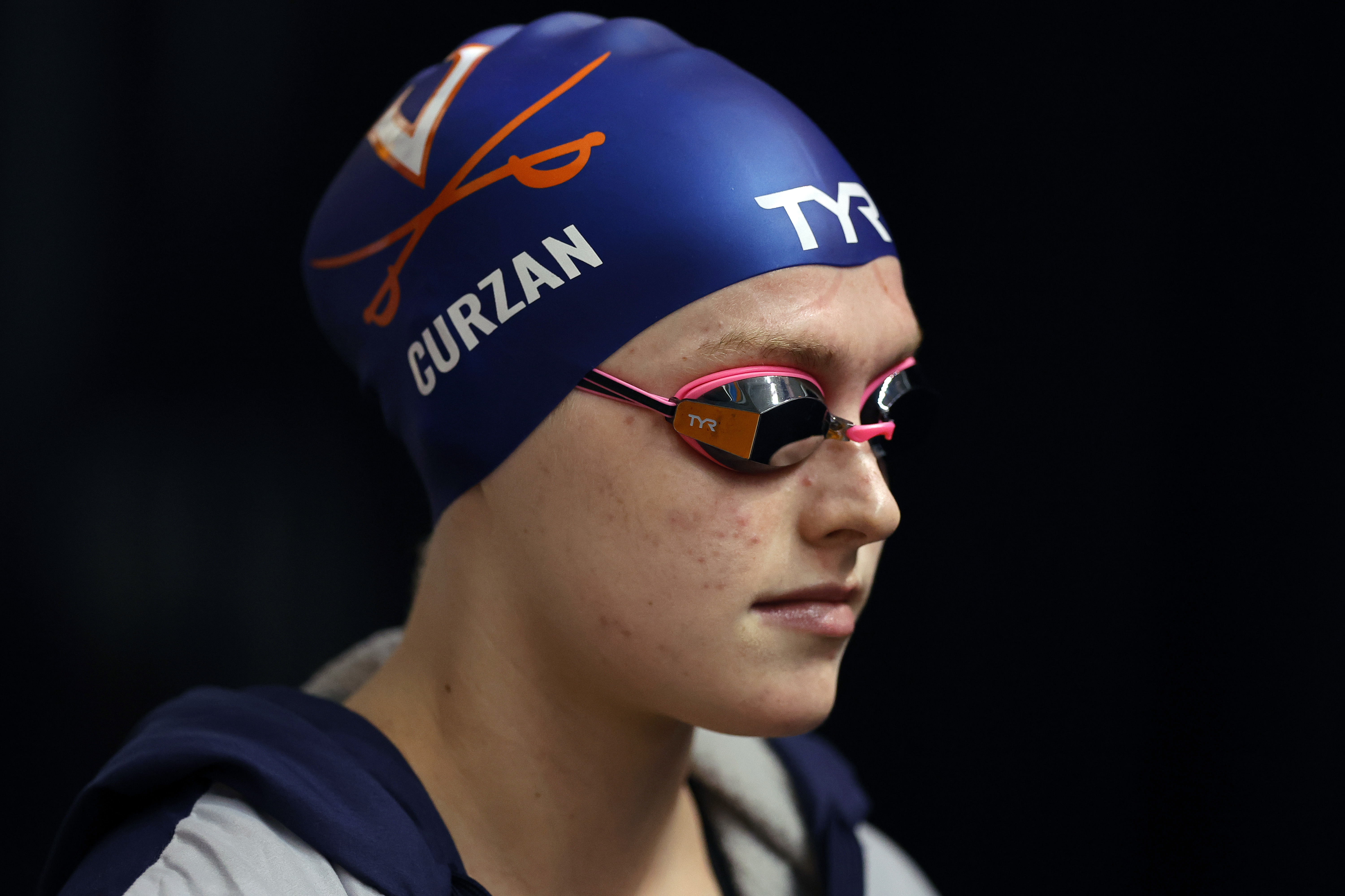 KNOXVILLE, TENNESSEE - JANUARY 13: Claire Curzan prepares to compete in the Women's 100 Meter Backstroke finals on Day 4 of the TYR Pro Swim Series Knoxville at Allan Jones Intercollegiate Aquatic Center on January 13, 2024 in Knoxville, Tennessee. (Photo by Alex Slitz/Getty Images)