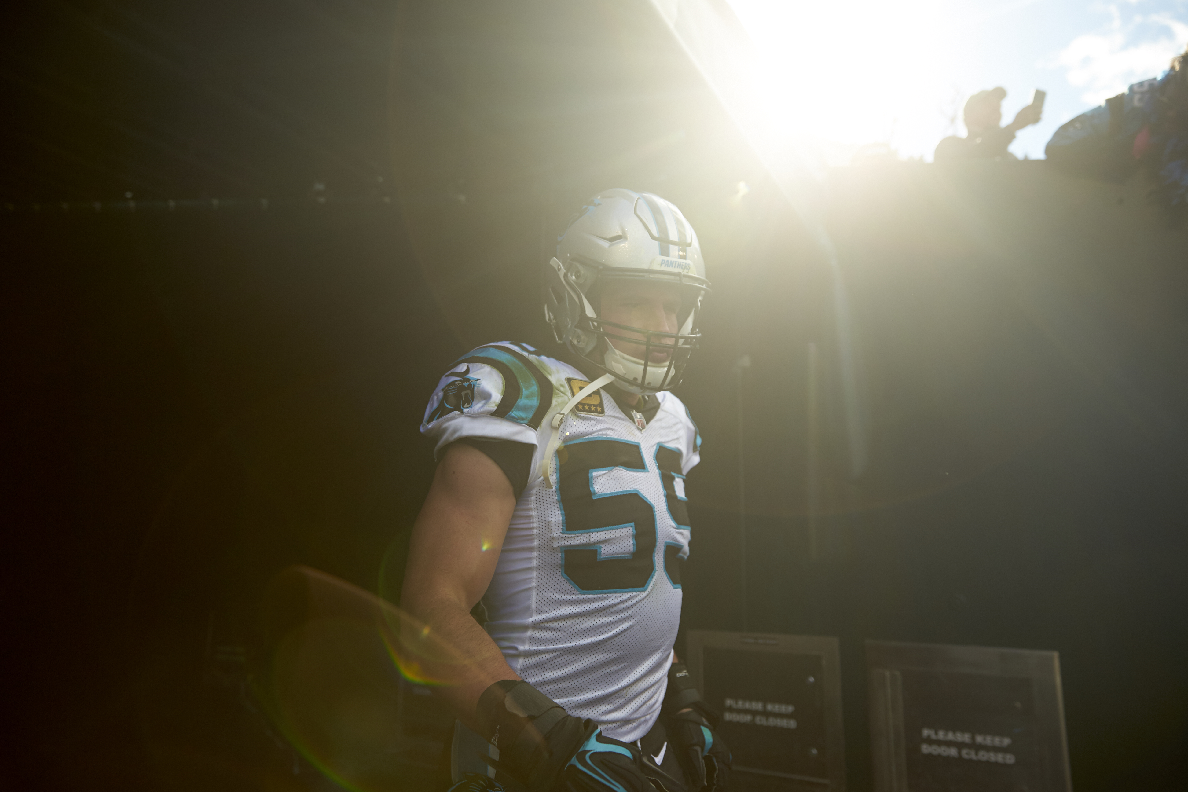 Football: Carolina Panthers Luke Kuechly (59) in runway about to take field before game vs Philadelphia Eagles at Lincoln Financial Field.
Philadelphia, PA 10/21/2018
CREDIT: Rob Tringali (Photo by Rob Tringali /Sports Illustrated via Getty Images)
(Set Number: X162235 TK1 )