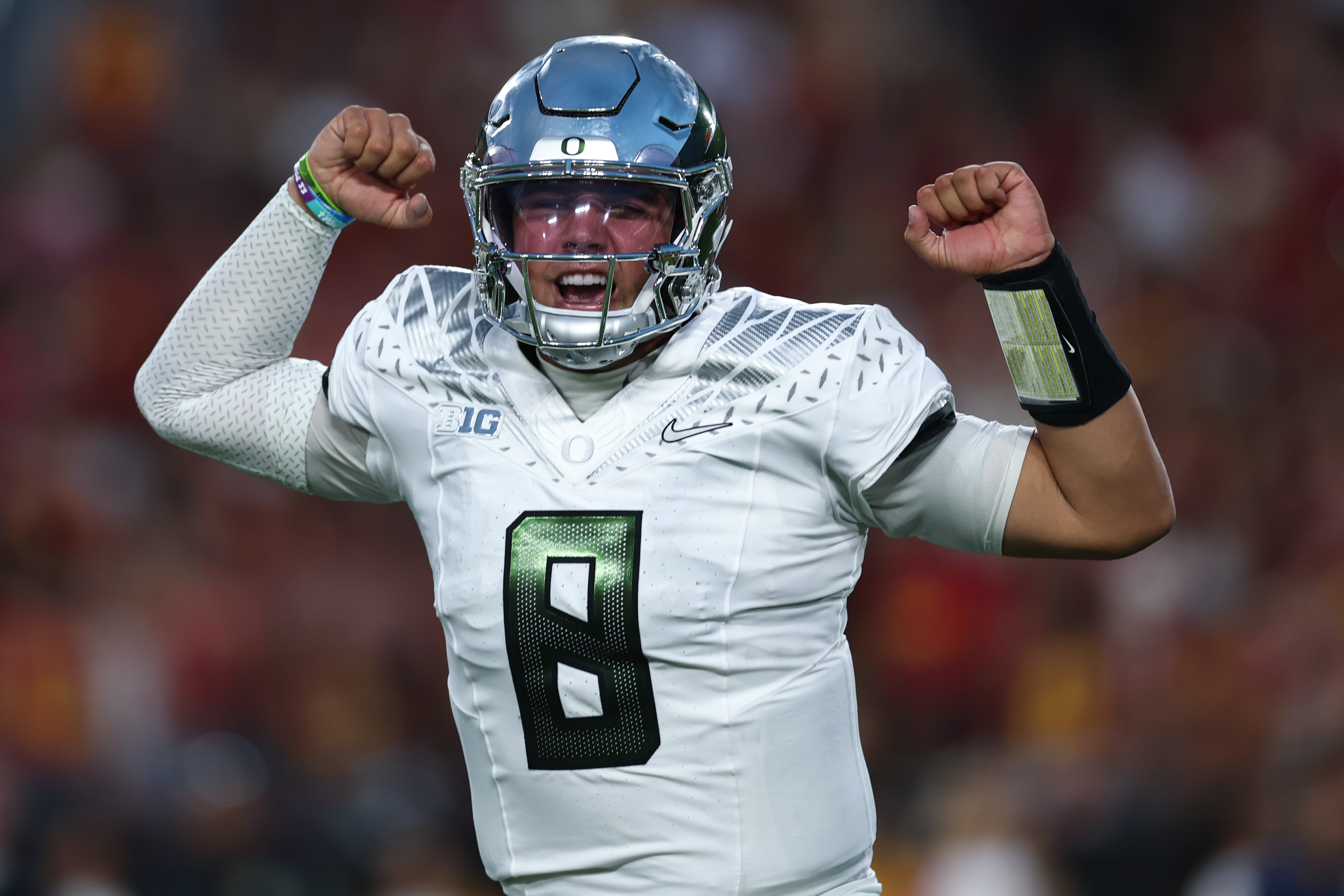 LOS ANGELES, CALIFORNIA - SEPTEMBER 26: Quarterback Dylan Raiola #8 of the Oregon Ducks celebrates a touchdown during a game against the USC Trojans at Los Angeles Memorial Coliseum on September 26, 2026 in Los Angeles, California. (Photo…