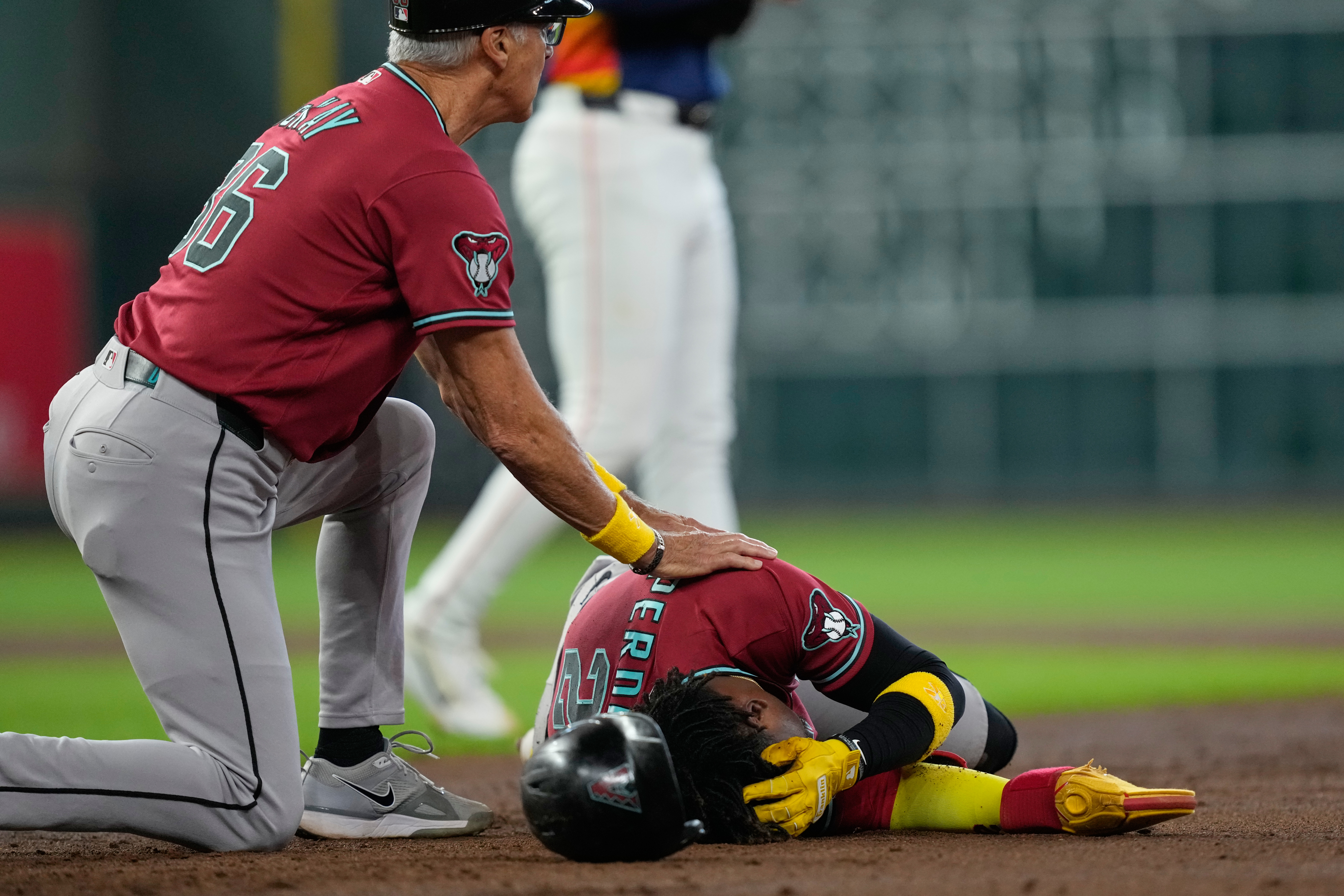 Diamondbacks' Geraldo Perdomo leaves game vs. Astros after taking line drive to his helmet