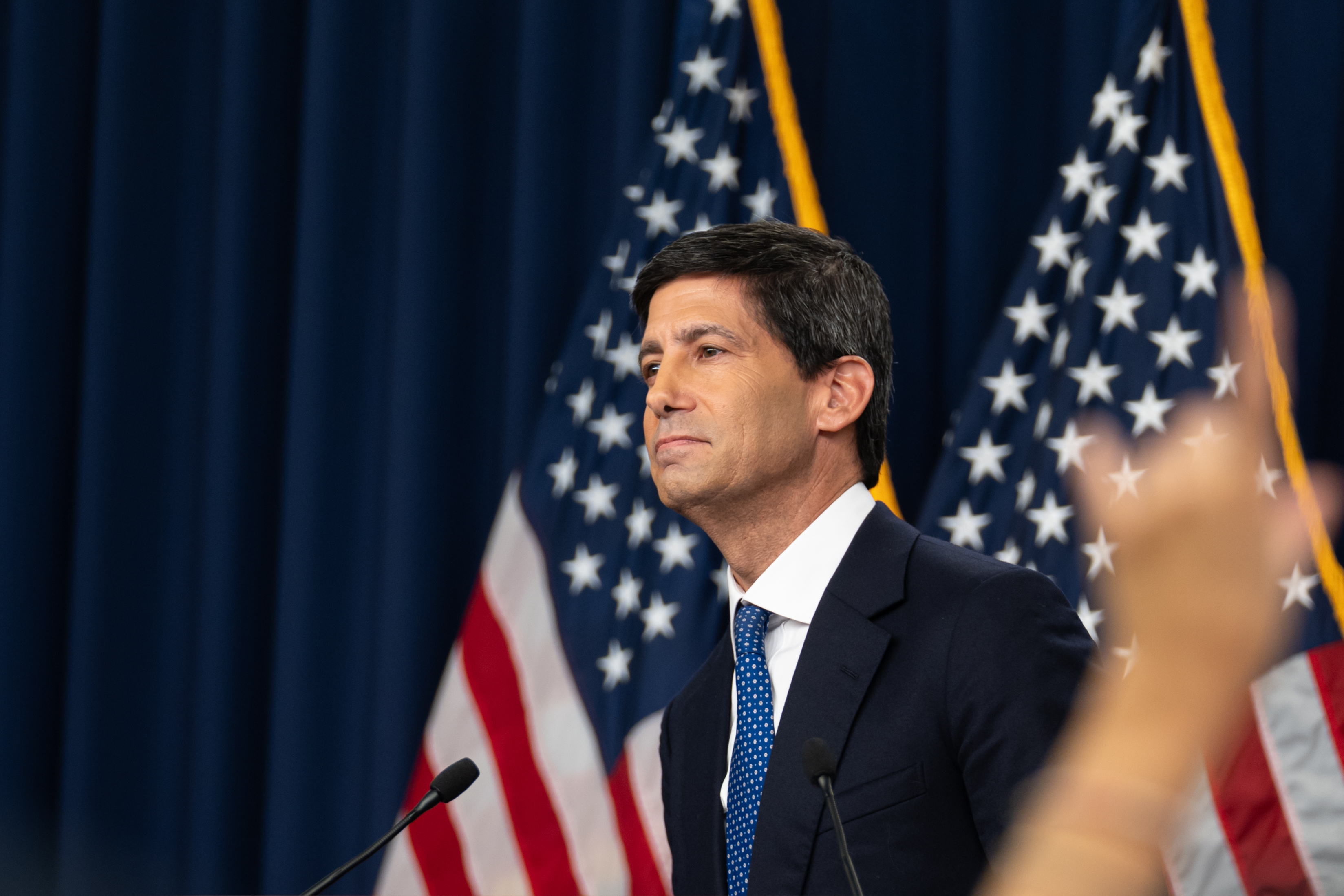 Fed Holds Rates Steady in Rare Split Vote as Warsh Defends Independence Amid Midterm Crosswinds