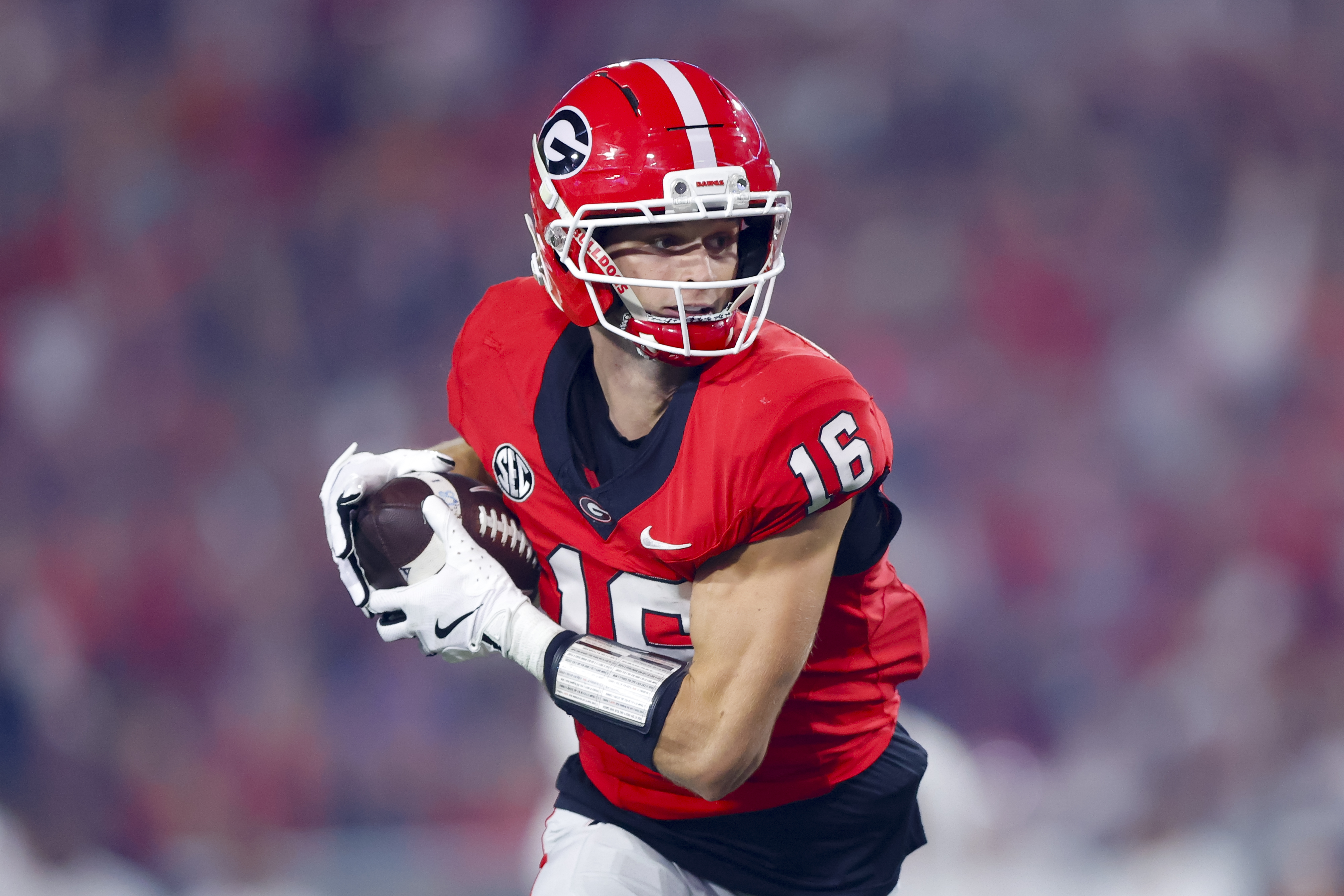 ATHENS, GEORGIA - NOVEMBER 15: London Humphreys #16 of the Georgia Bulldogs makes a reception and rushes in for a touchdown during the fourth quarter against the Texas Longhorns at Sanford Stadium on November 15, 2025 in Athens, Georgia. (Photo by Todd Kirkland/Getty Images)