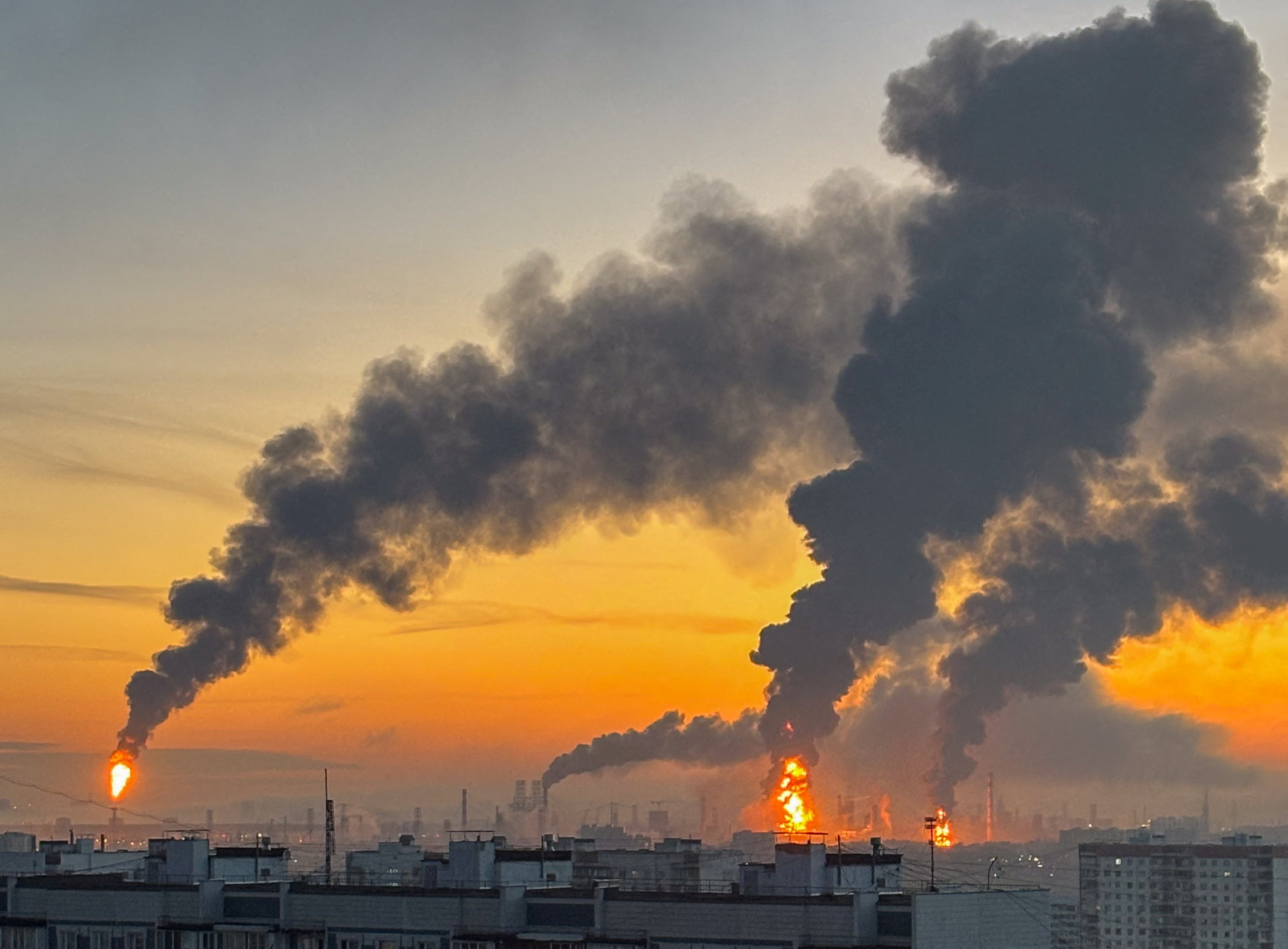 FILE PHOTO: Plumes of smoke rise from fires (right) at an oil refinery following what the authorities say is a Ukrainian drone strike in the course of the Russia-Ukraine conflict, in Moscow, Russia, September, 20, 2026.  REUTERS/Stringer/File Photo