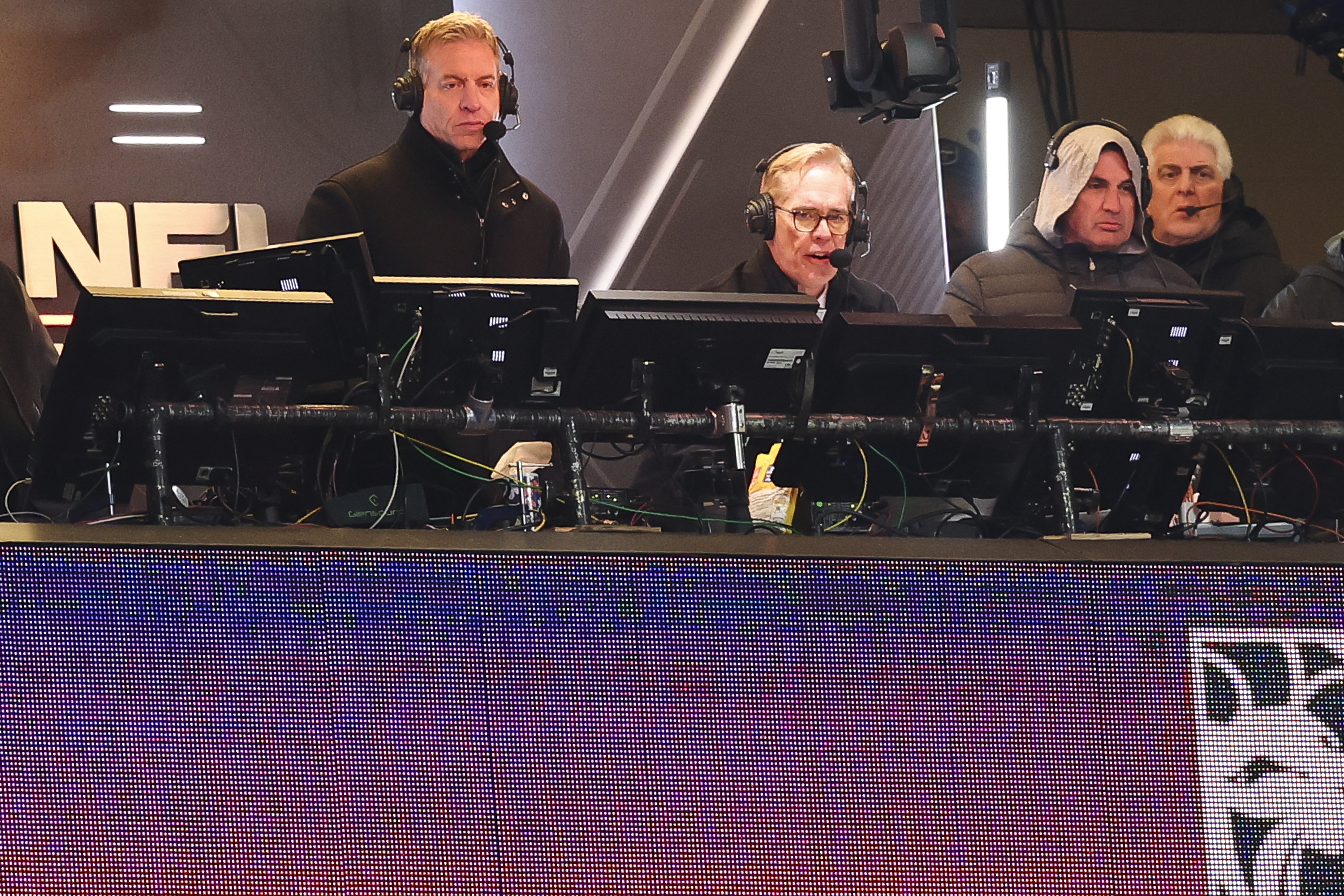 With Troy Aikman possibly exiting broadcasting, he extends an olive branch to Jerry Jones
