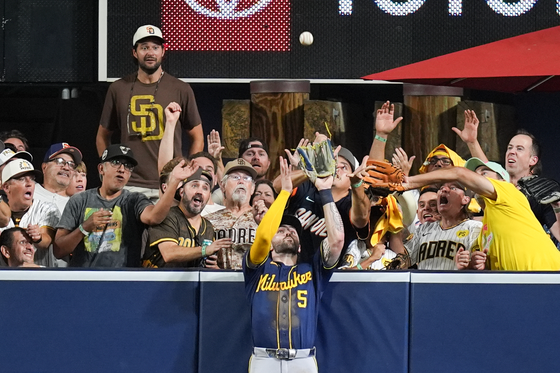 b9e1871e-a1c2-433f-af13-8d7644f4188b Padres star Manny Machado livid after Garrett Mitchell robs game-tying home run, helping Brewers advance to NLCS
