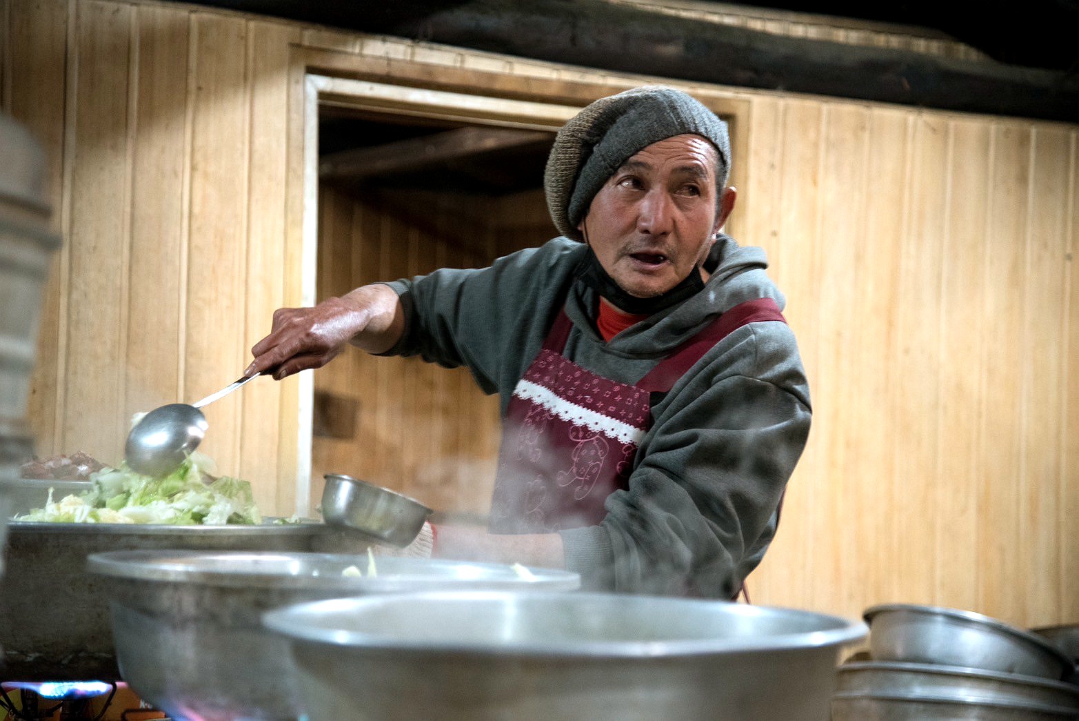 高山協作員陷賭債深淵 出獄後重返山林當「人肉救護車」