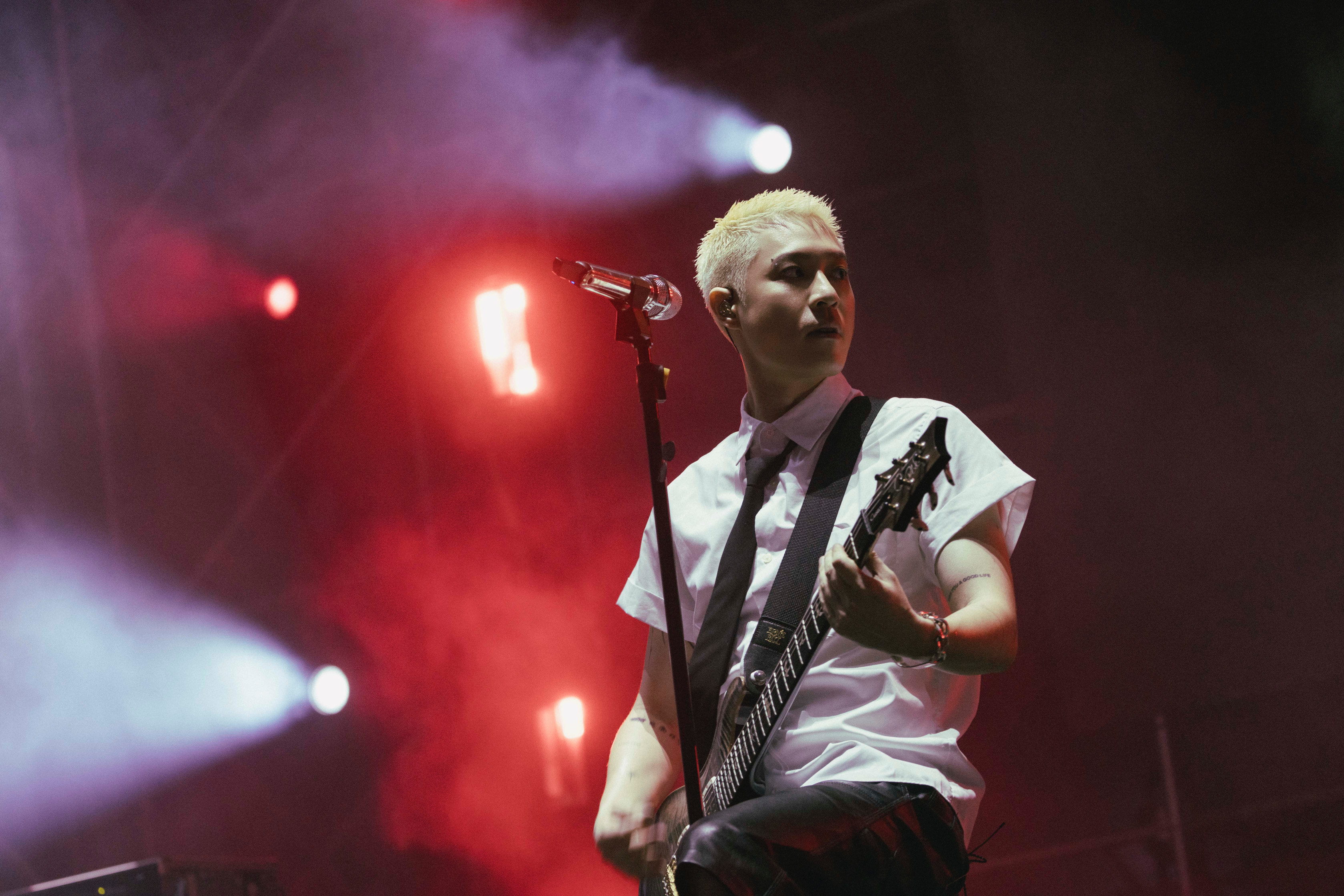 網友群起向周湯豪道歉！台灣祭搖滾演出超炸⋯台下嗨到開死牆