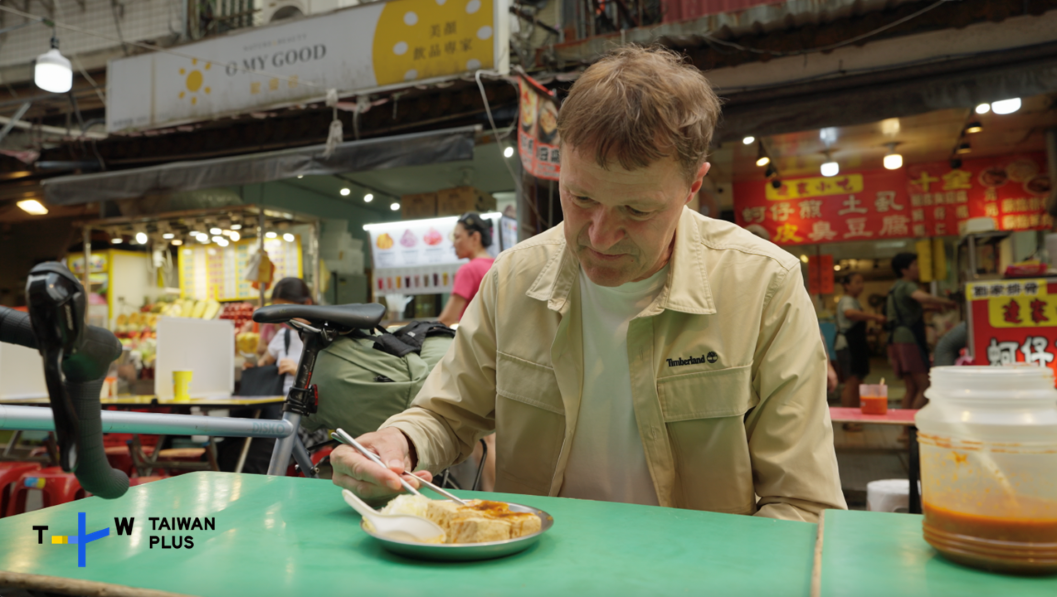 丹麥導演被台灣美食收服！自稱「臭豆腐男」被棺材板嚇壞