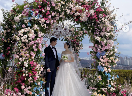 孫藝真結婚4周年發糖了！ 曬未公開婚紗照「甜勾玄彬」親暱告白