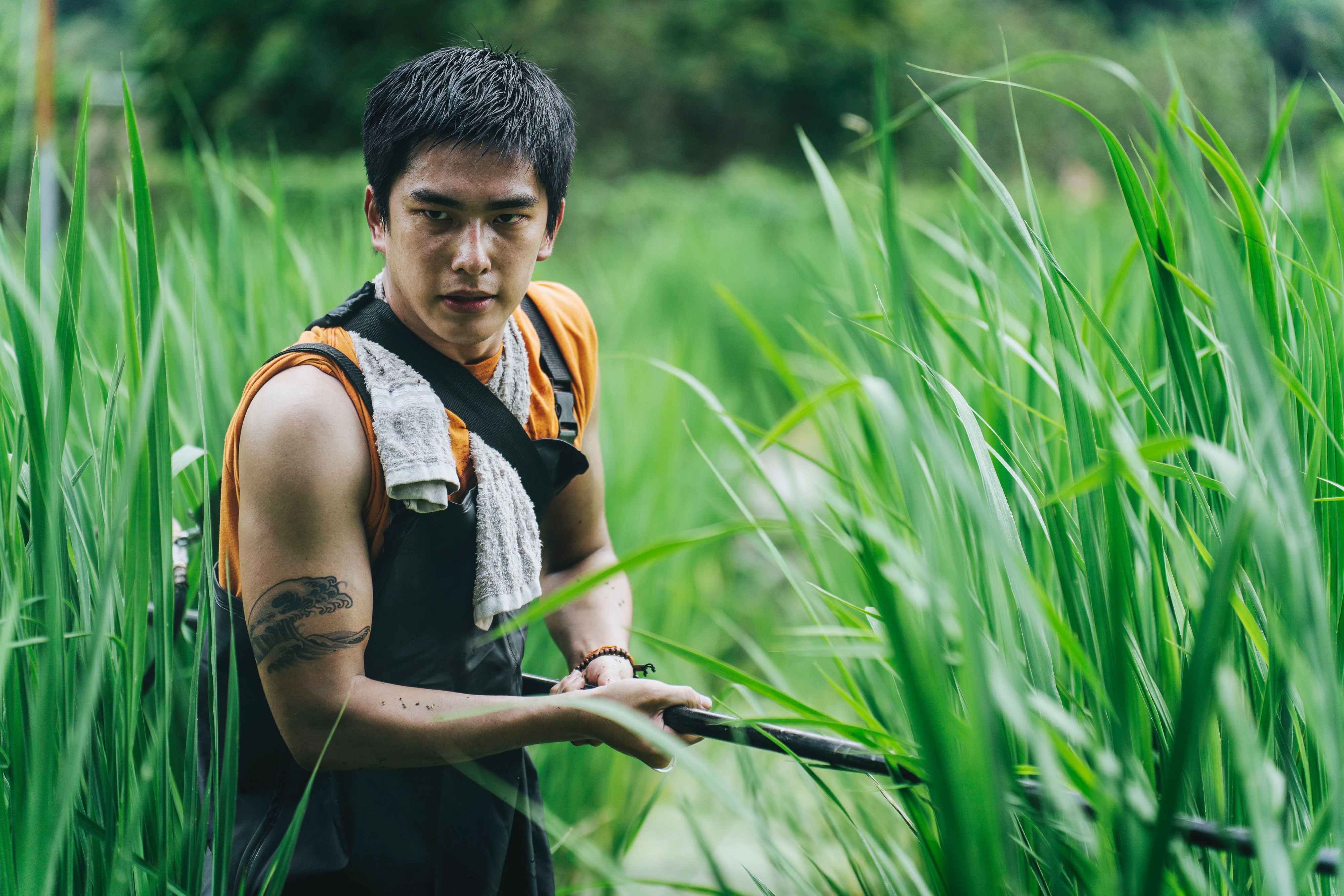 曾敬驊《失樂園》下田灑農藥滿身傷 做第一天就想罷工
