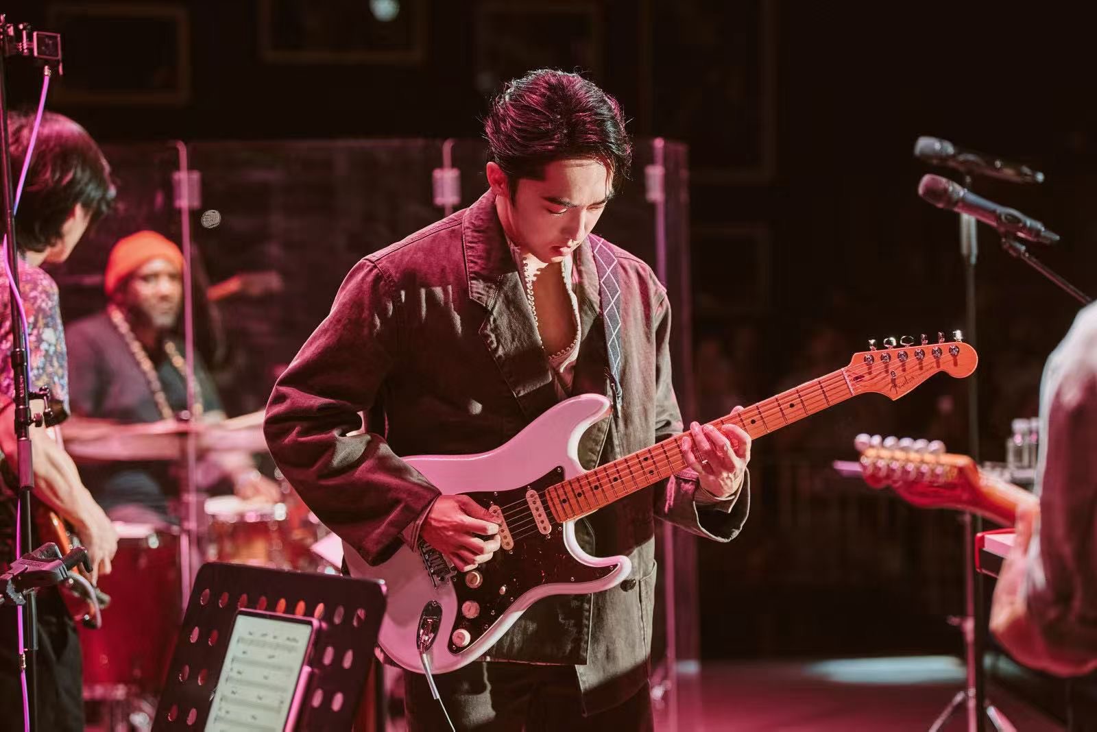 金曲被盧廣仲翻唱！香港才子關浩德將首度來台辦專場