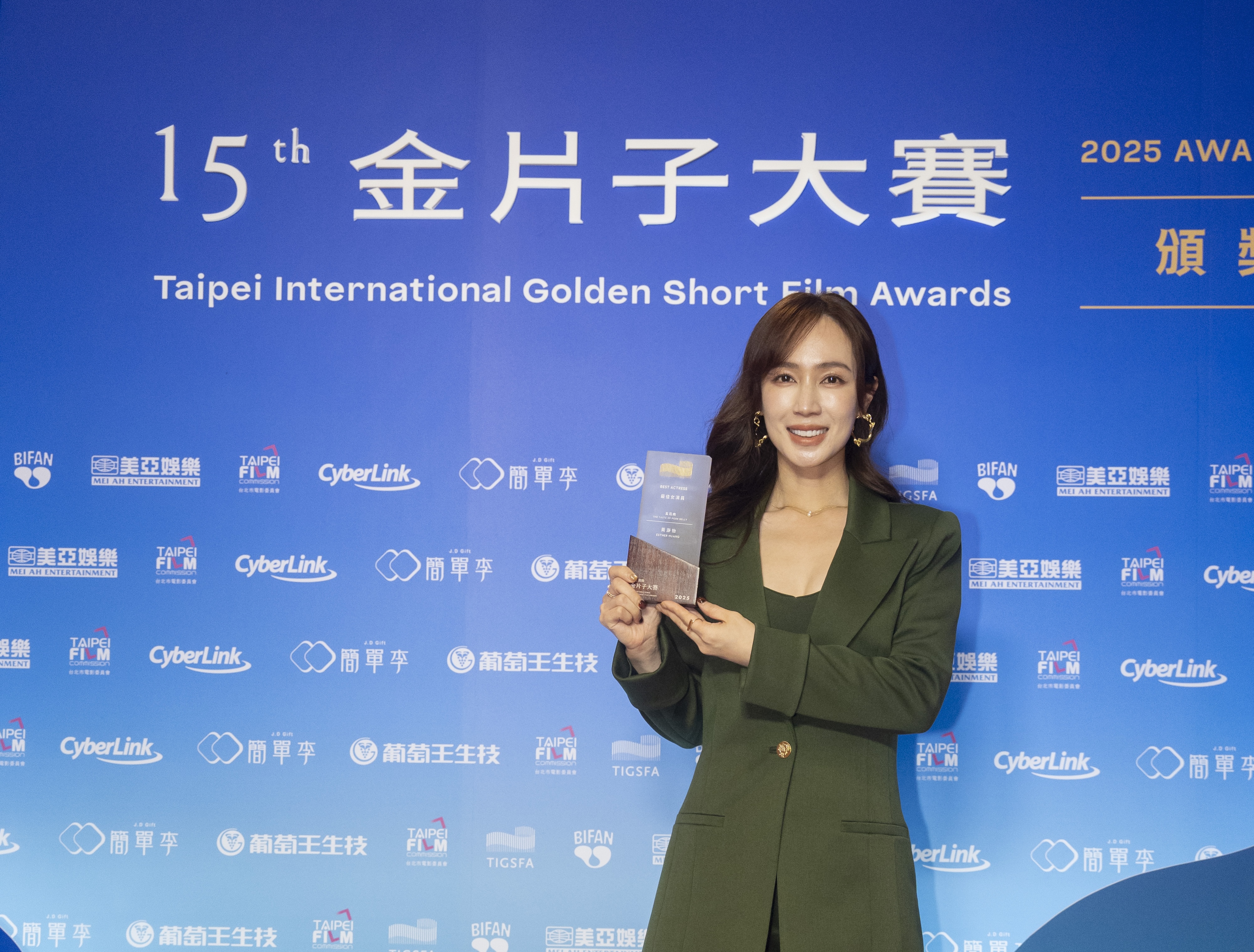 小薰憶自製道具扮「還珠格格」 順利入選黑澀會美眉