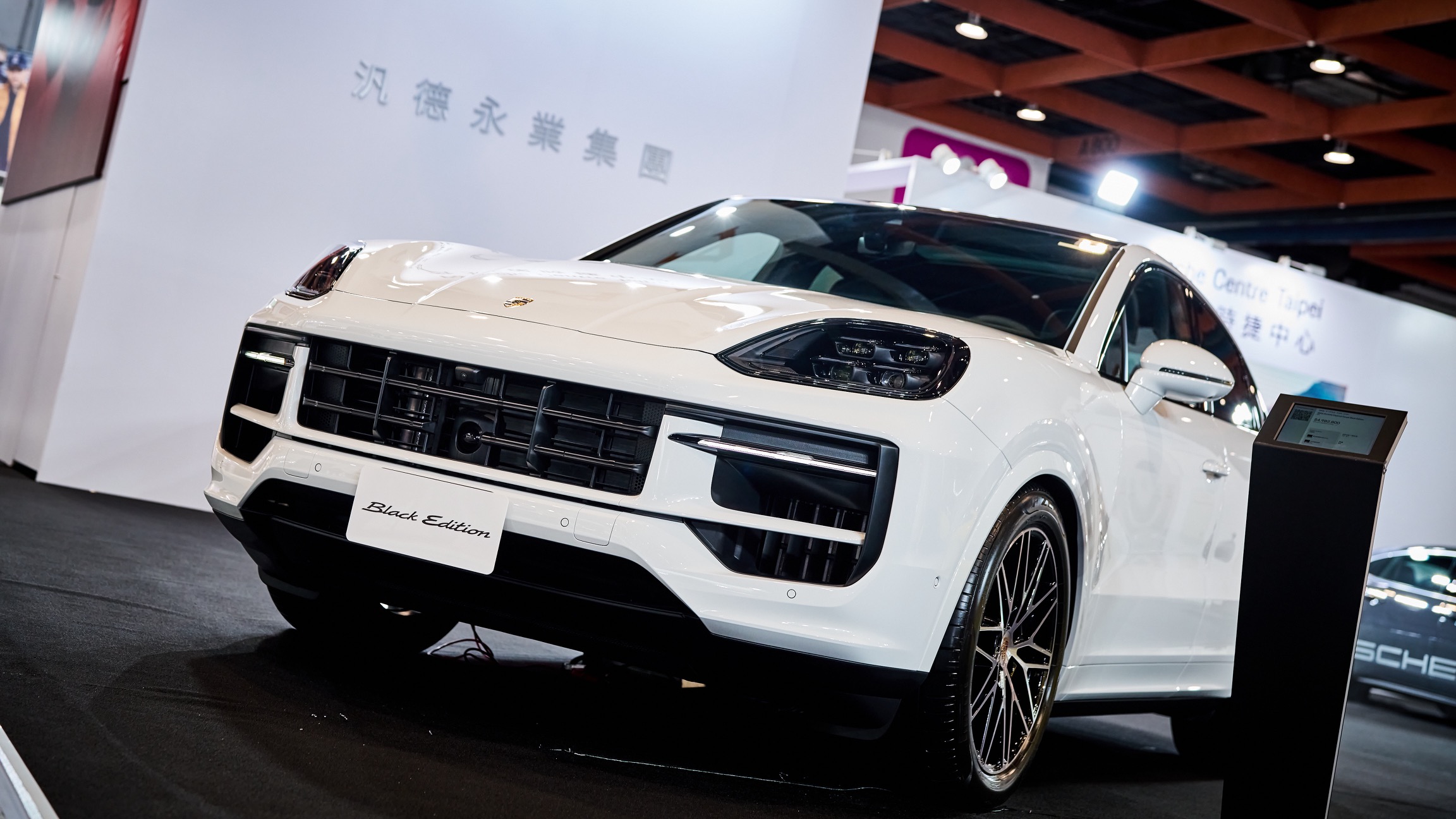 ▲Porsche Cayenne Black Edition以獨具質感的黑化套件由外至內呈現經典性能SUV不凡姿態。（圖／Derek Chung）