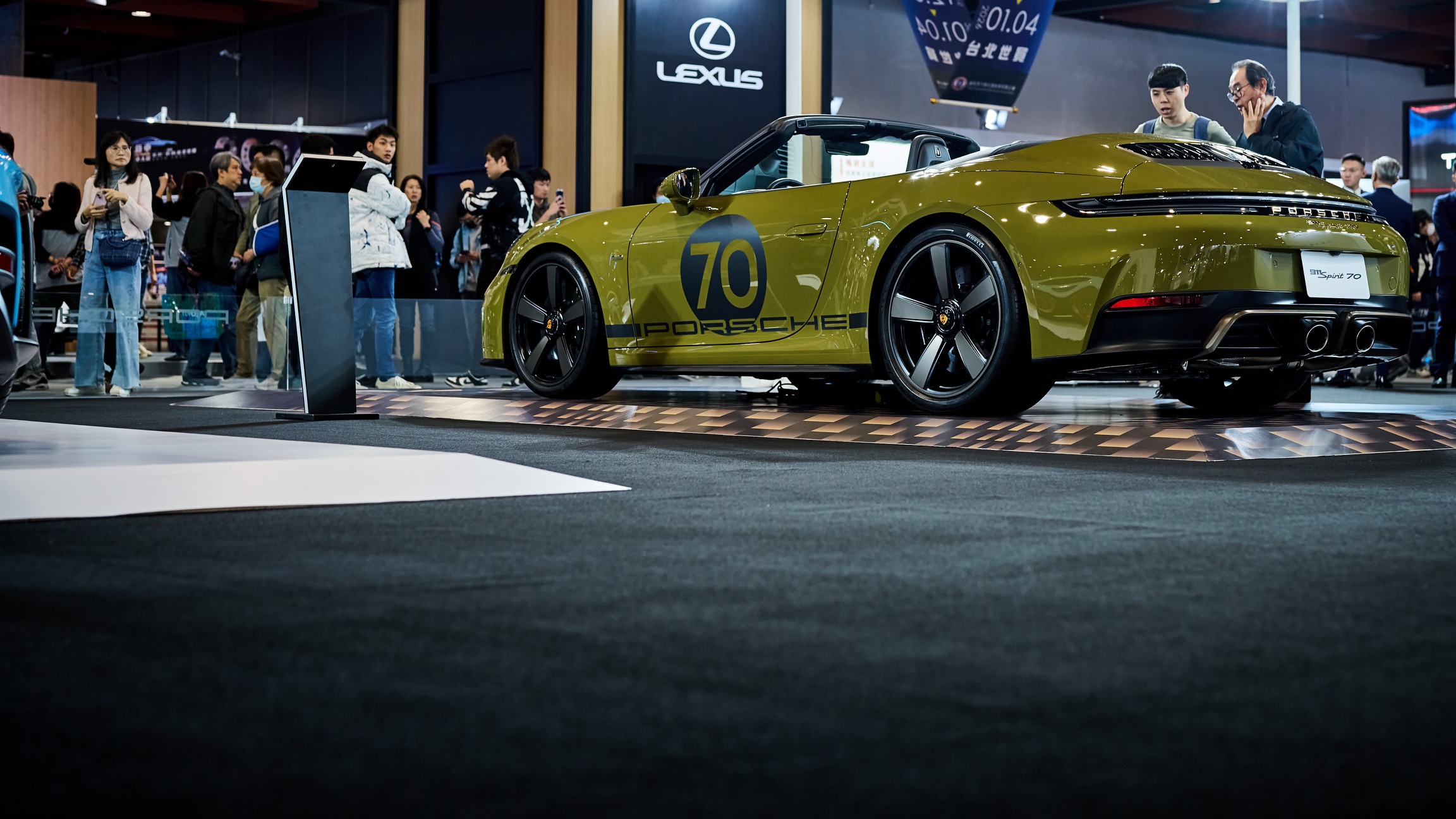 ▲獨特霓光橄欖綠、黑色與細節亮金色的塗裝呈現相當飽滿的懷舊風格。（圖／Derek Chung）