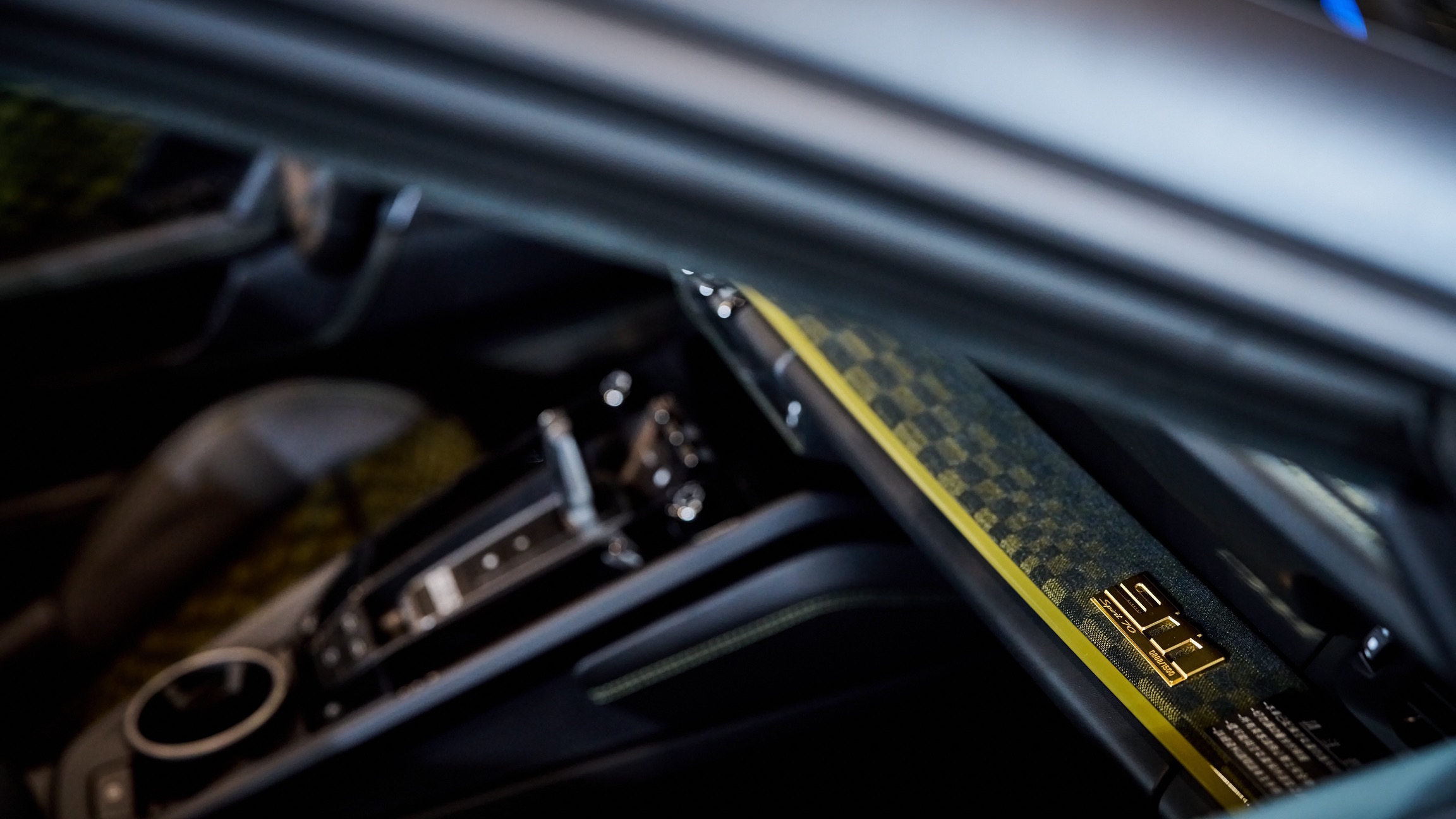 ▲內裝同樣以黑綠配比組成方格旗樣式，同樣是電鍍亮金色點綴車室空間細節。（圖／Derek Chung）